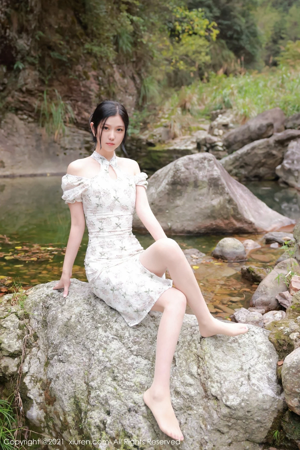 [[XiuRen秀人网]秀人网]No.4229_模特李雅柔大理旅拍户外山间性感服饰配肉丝裤袜撩人诱惑写真48P