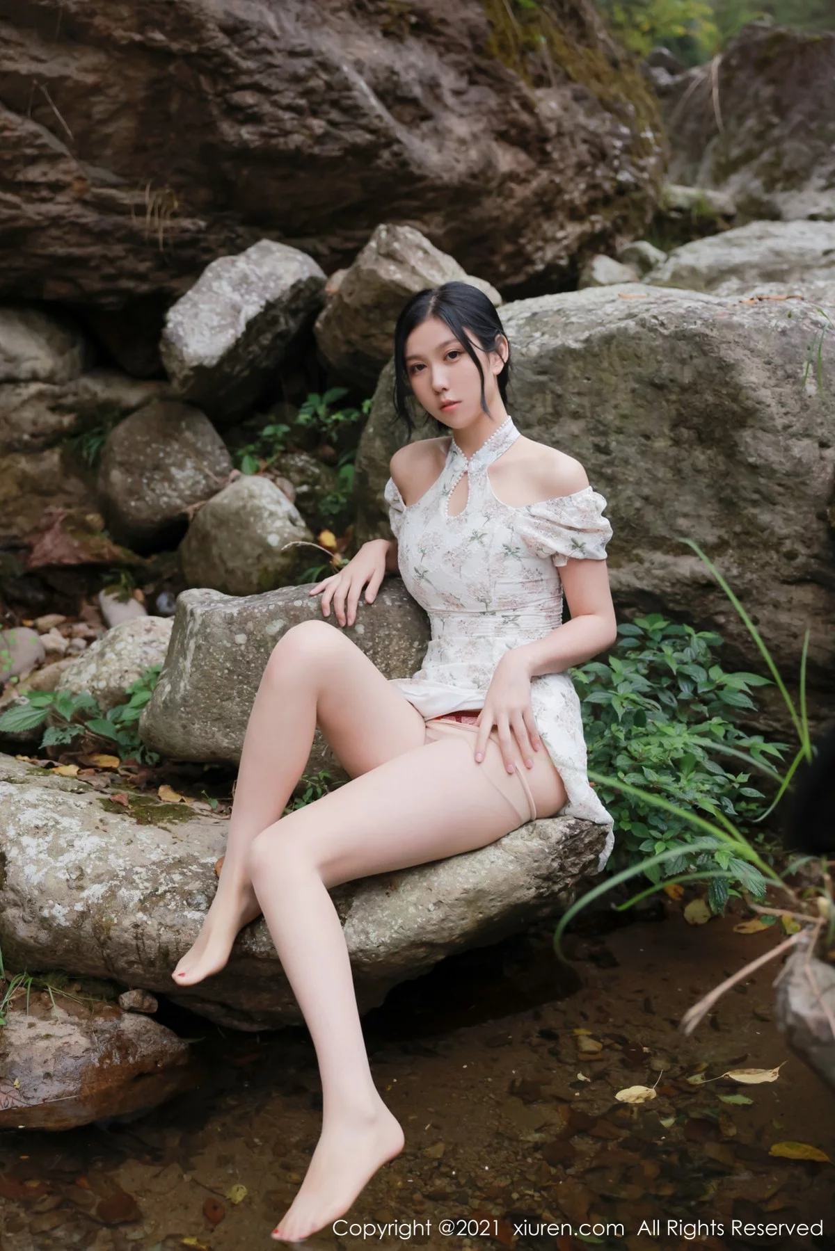[[XiuRen秀人网]秀人网]No.4229_模特李雅柔大理旅拍户外山间性感服饰配肉丝裤袜撩人诱惑写真48P