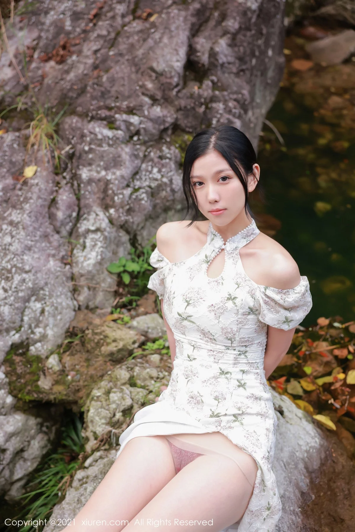 [[XiuRen秀人网]秀人网]No.4229_模特李雅柔大理旅拍户外山间性感服饰配肉丝裤袜撩人诱惑写真48P