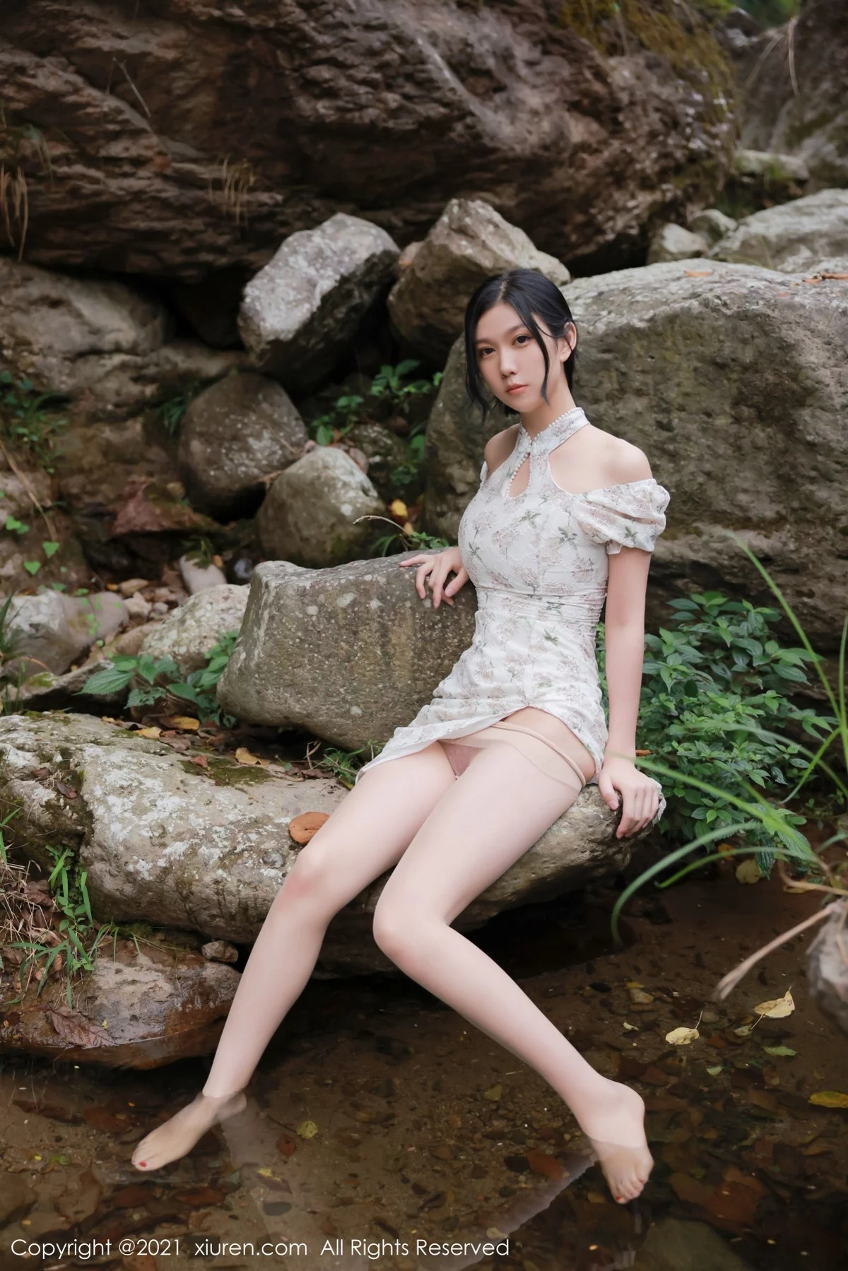 [[XiuRen秀人网]秀人网]No.4229_模特李雅柔大理旅拍户外山间性感服饰配肉丝裤袜撩人诱惑写真48P