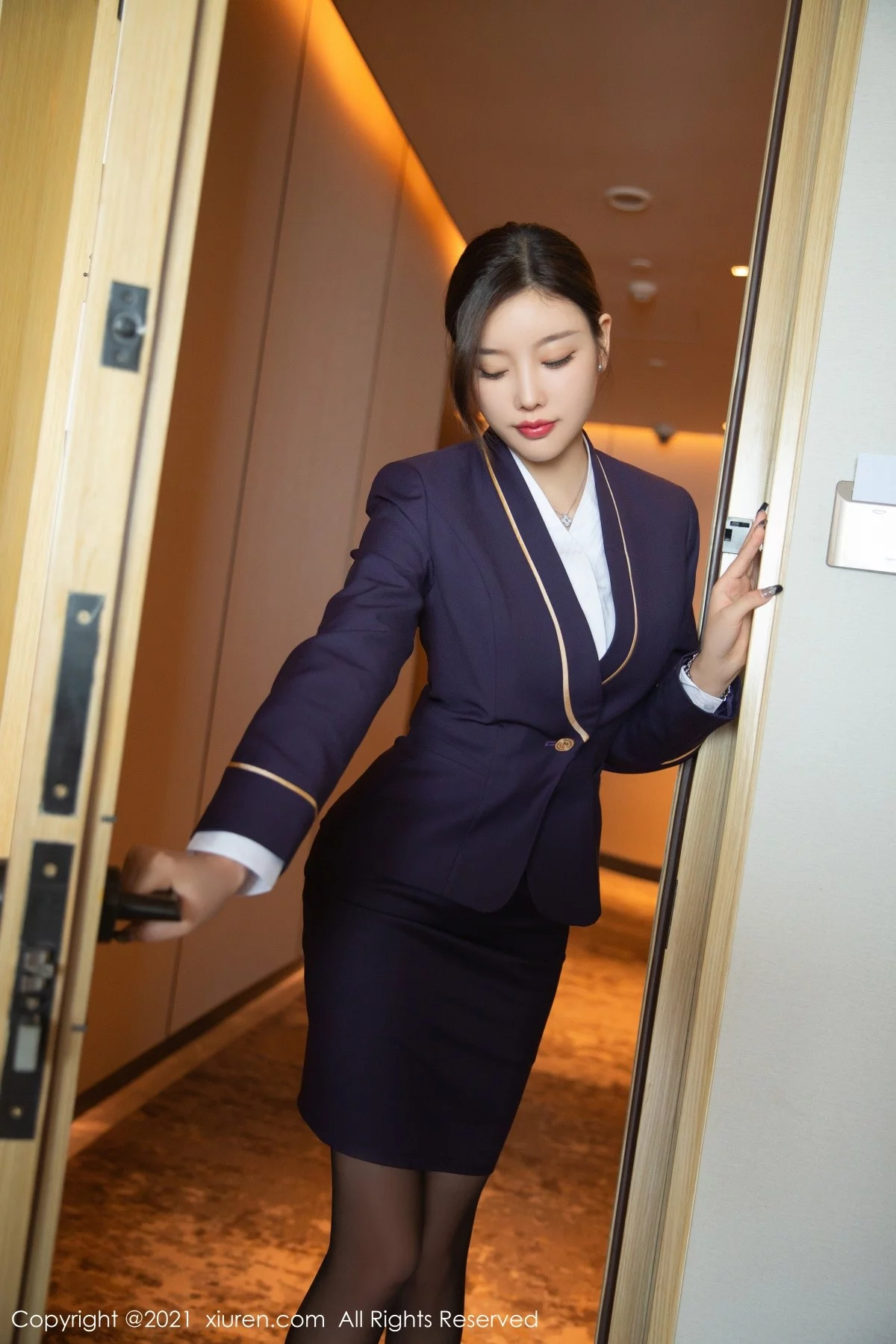 [[XiuRen秀人网]秀人网]No.4231_女神杨晨晨Yome下班后私房半脱露粉色内衣开档黑丝诱惑写真77P