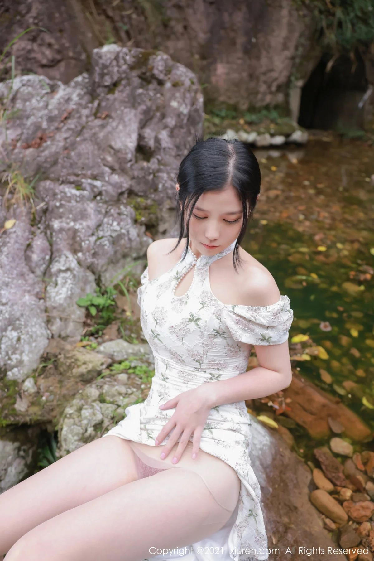 [[XiuRen秀人网]秀人网]No.4229_模特李雅柔大理旅拍户外山间性感服饰配肉丝裤袜撩人诱惑写真48P