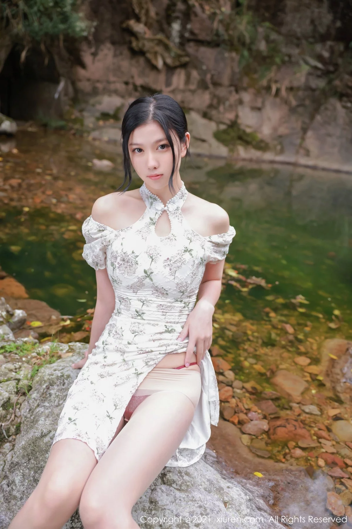 [[XiuRen秀人网]秀人网]No.4229_模特李雅柔大理旅拍户外山间性感服饰配肉丝裤袜撩人诱惑写真48P