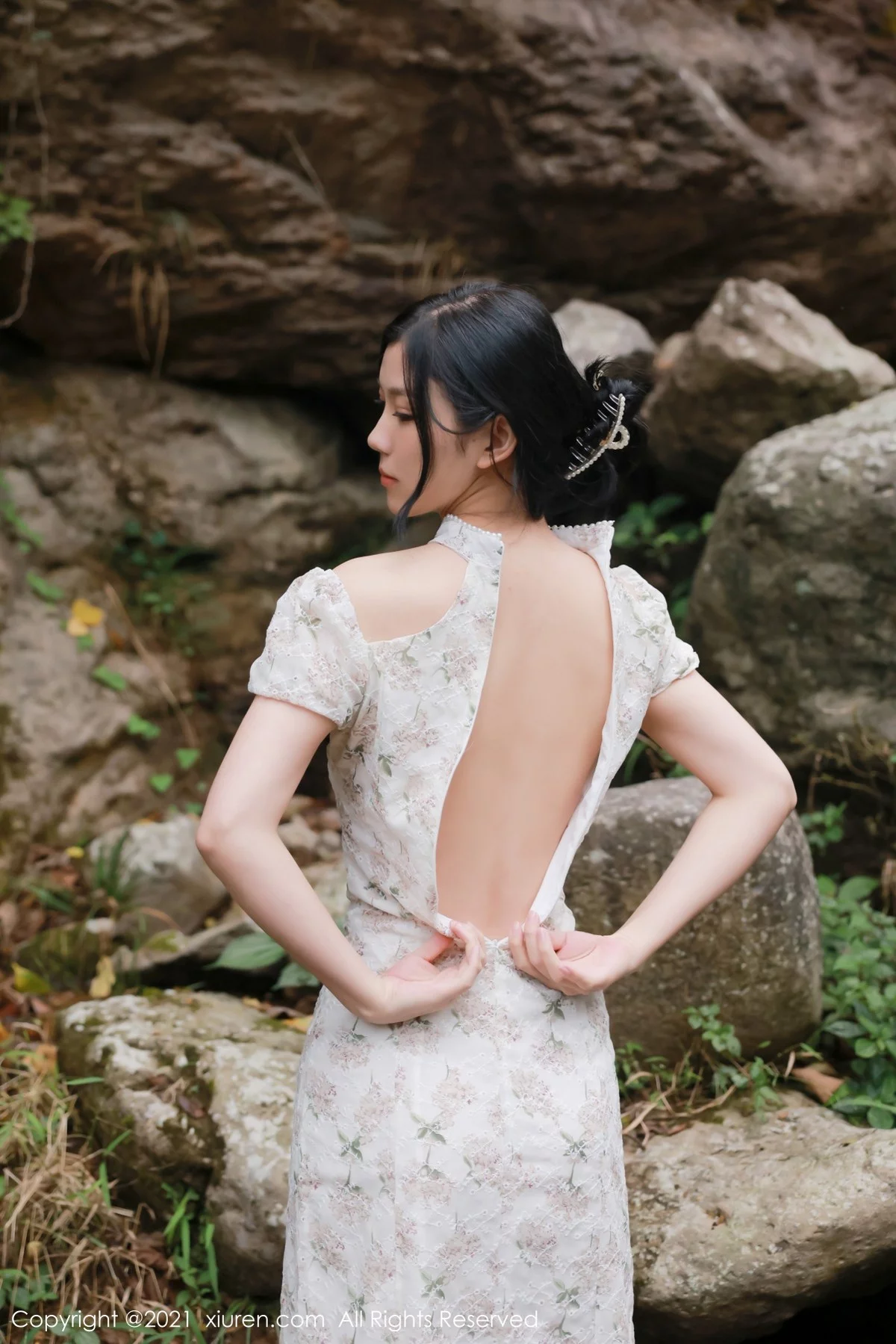 [[XiuRen秀人网]秀人网]No.4229_模特李雅柔大理旅拍户外山间性感服饰配肉丝裤袜撩人诱惑写真48P