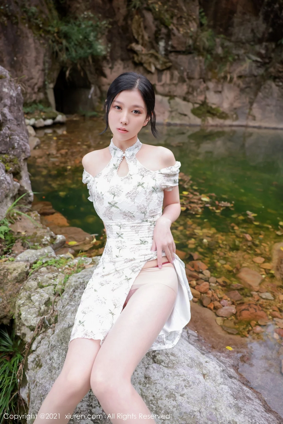 [[XiuRen秀人网]秀人网]No.4229_模特李雅柔大理旅拍户外山间性感服饰配肉丝裤袜撩人诱惑写真48P