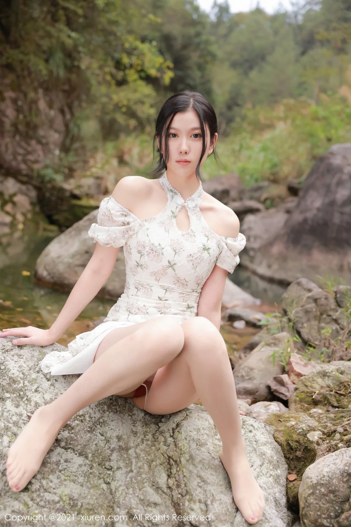 [[XiuRen秀人网]秀人网]No.4229_模特李雅柔大理旅拍户外山间性感服饰配肉丝裤袜撩人诱惑写真48P