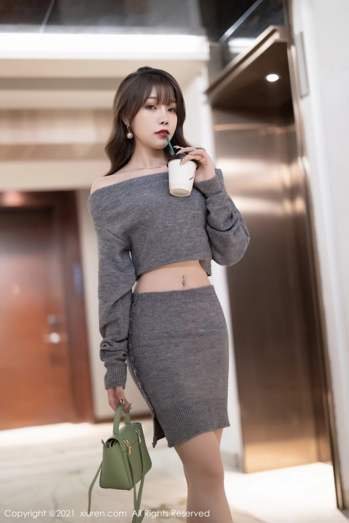 [[XiuRen秀人网]秀人网]No.4239_女神芝芝Booty私房针织衣套装配肉丝裤袜半脱秀翘臀诱惑写真90P