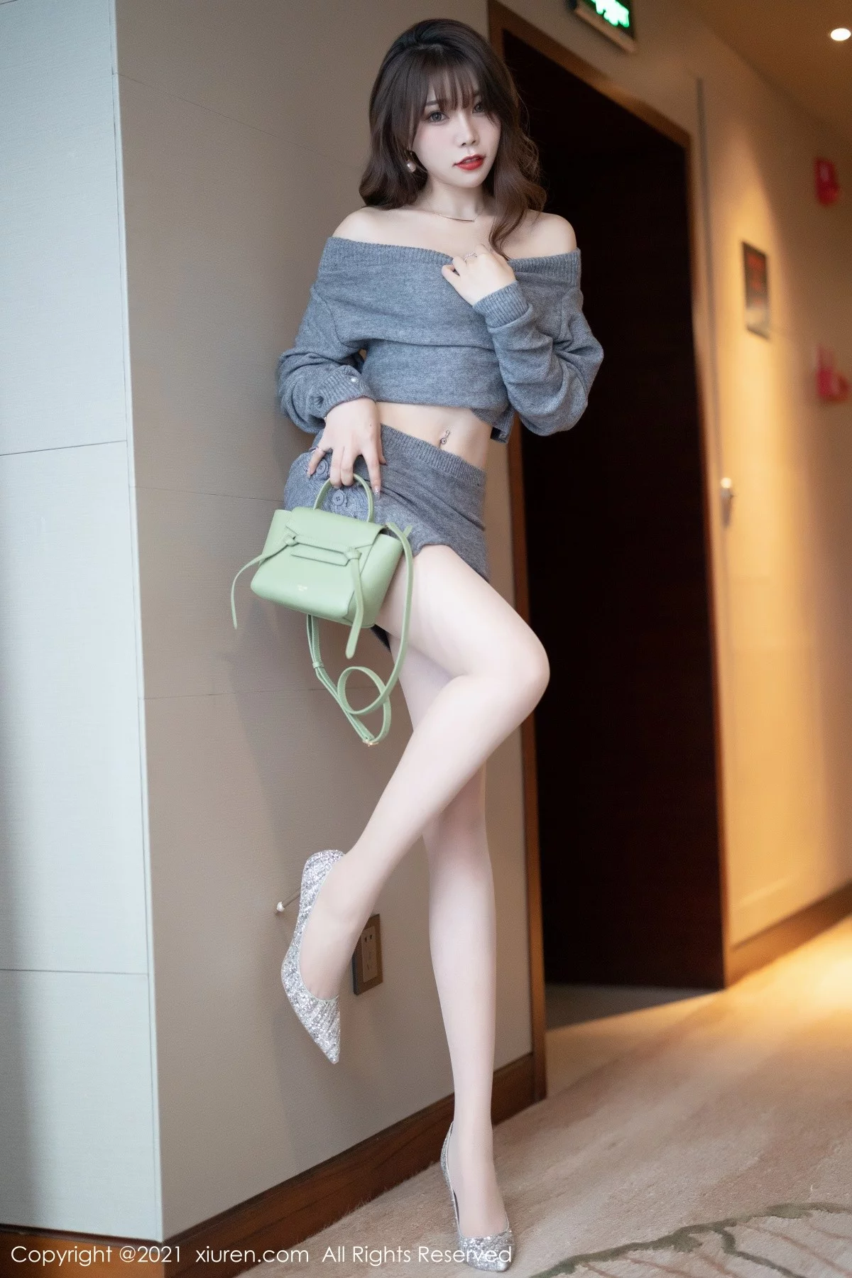 [[XiuRen秀人网]秀人网]No.4239_女神芝芝Booty私房针织衣套装配肉丝裤袜半脱秀翘臀诱惑写真90P