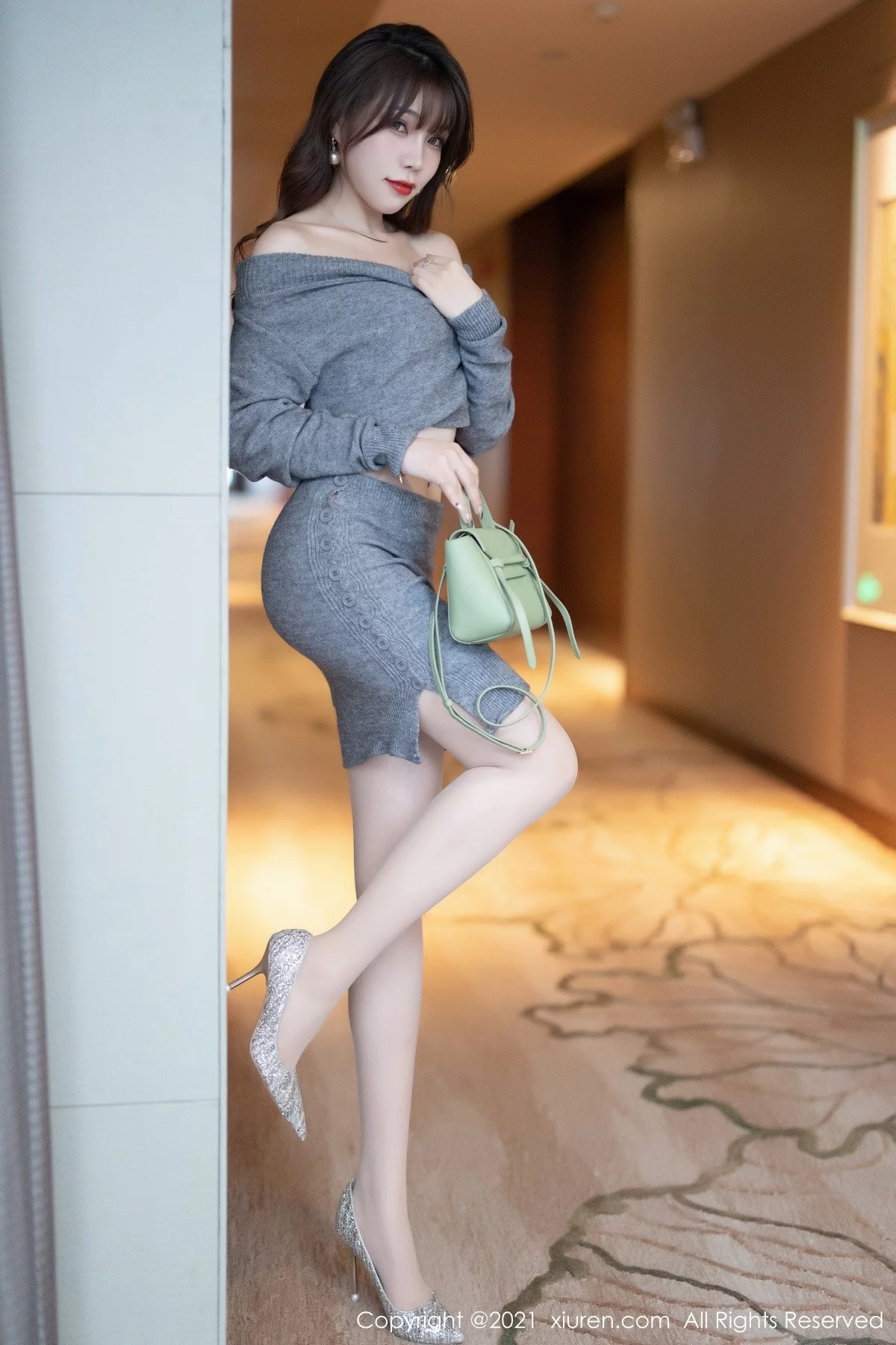 [[XiuRen秀人网]秀人网]No.4239_女神芝芝Booty私房针织衣套装配肉丝裤袜半脱秀翘臀诱惑写真90P