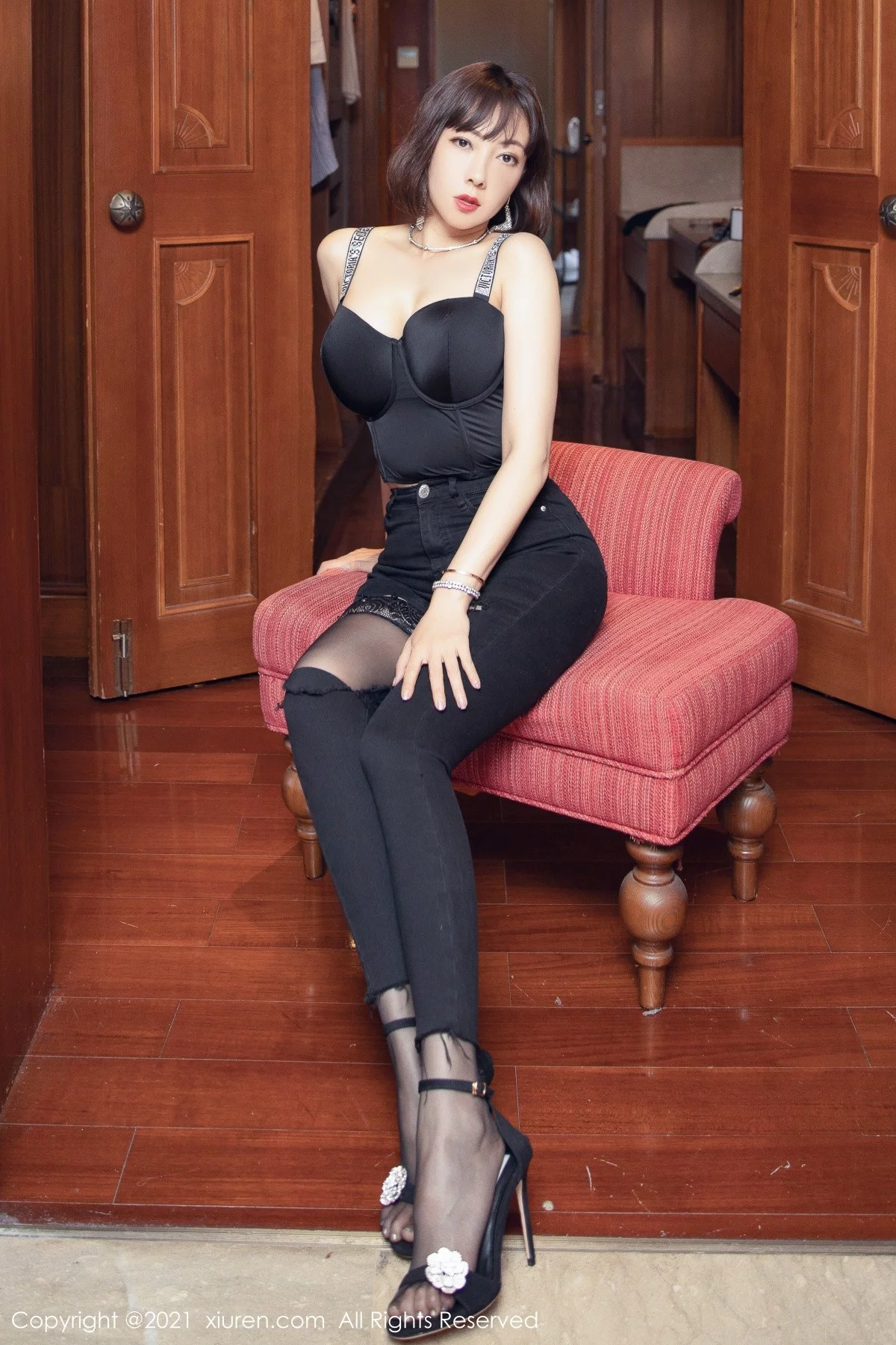 [[XiuRen秀人网]秀人网]No.4277_御姐果儿Victoria西双版纳旅拍性感内衣配蕾丝吊袜撩人诱惑写真48P