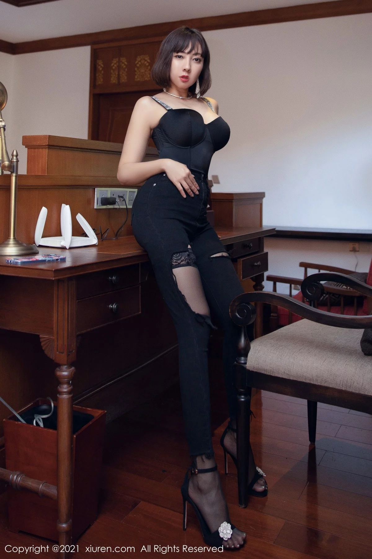 [[XiuRen秀人网]秀人网]No.4277_御姐果儿Victoria西双版纳旅拍性感内衣配蕾丝吊袜撩人诱惑写真48P