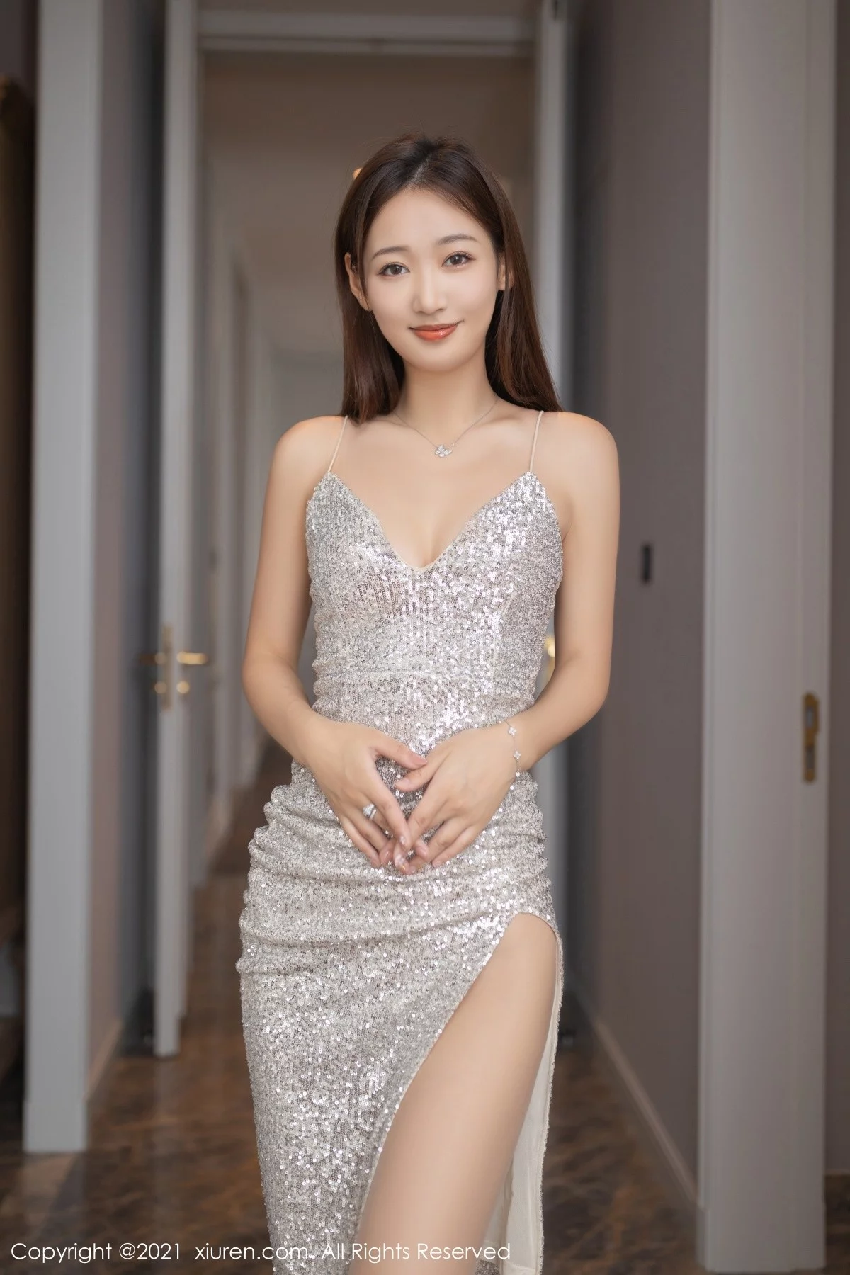 [[XiuRen秀人网]秀人网]No.4278_模特唐安琪江浙沪旅拍酒店里性感吊裙配无内肉丝惹火诱惑写真77P