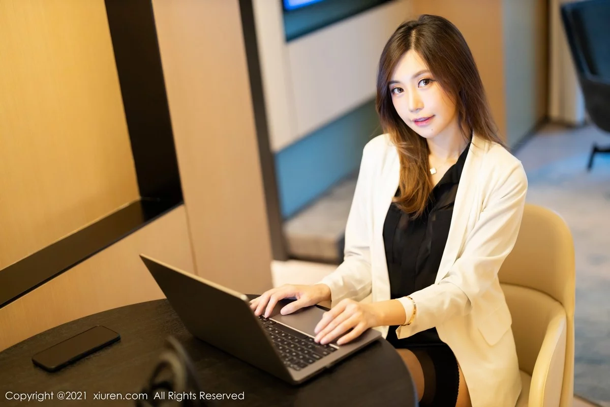 [[XiuRen秀人网]秀人网]No.4285_女神绮里嘉ula脱职业装露缕空情趣内衣配蕾丝吊袜撩人诱惑写真68P