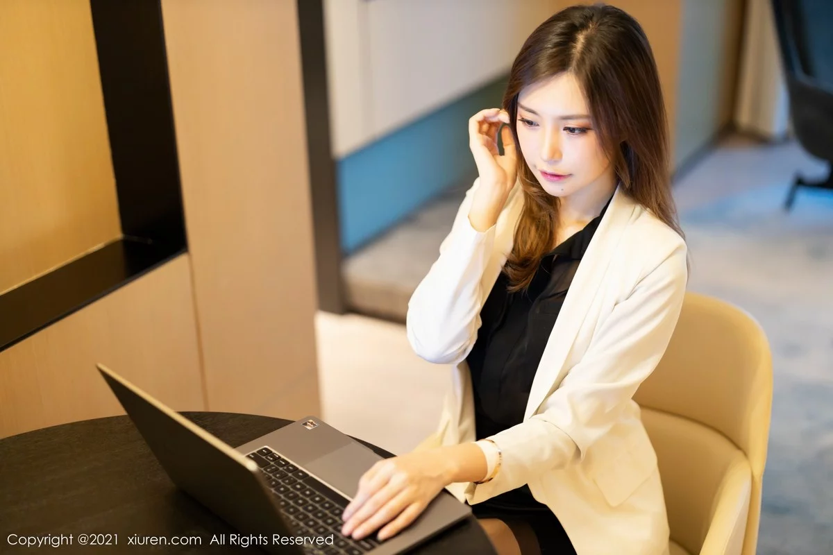 [[XiuRen秀人网]秀人网]No.4285_女神绮里嘉ula脱职业装露缕空情趣内衣配蕾丝吊袜撩人诱惑写真68P