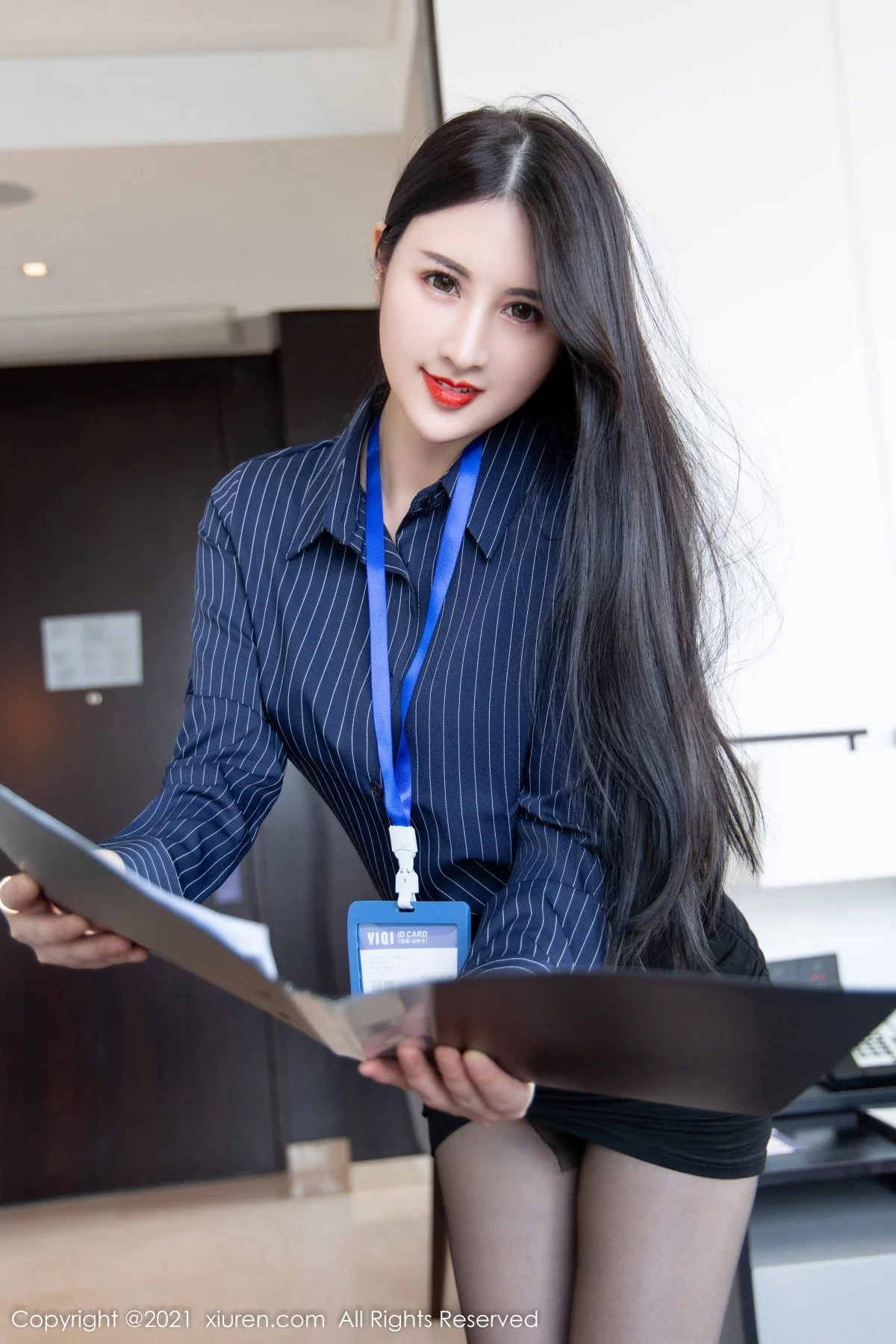 [[XiuRen秀人网]秀人网]No.4280_模特诗诗kiki私房性感职业装半脱露粉色内衣秀惹火身材诱惑写真60P