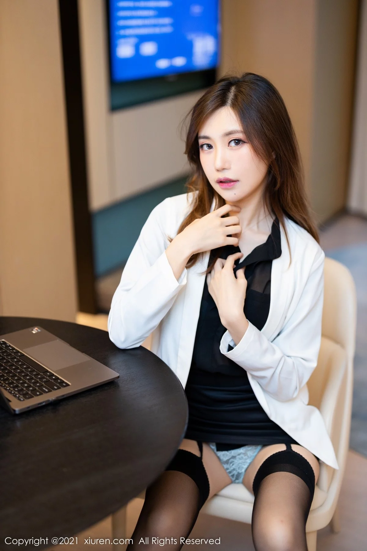 [[XiuRen秀人网]秀人网]No.4285_女神绮里嘉ula脱职业装露缕空情趣内衣配蕾丝吊袜撩人诱惑写真68P