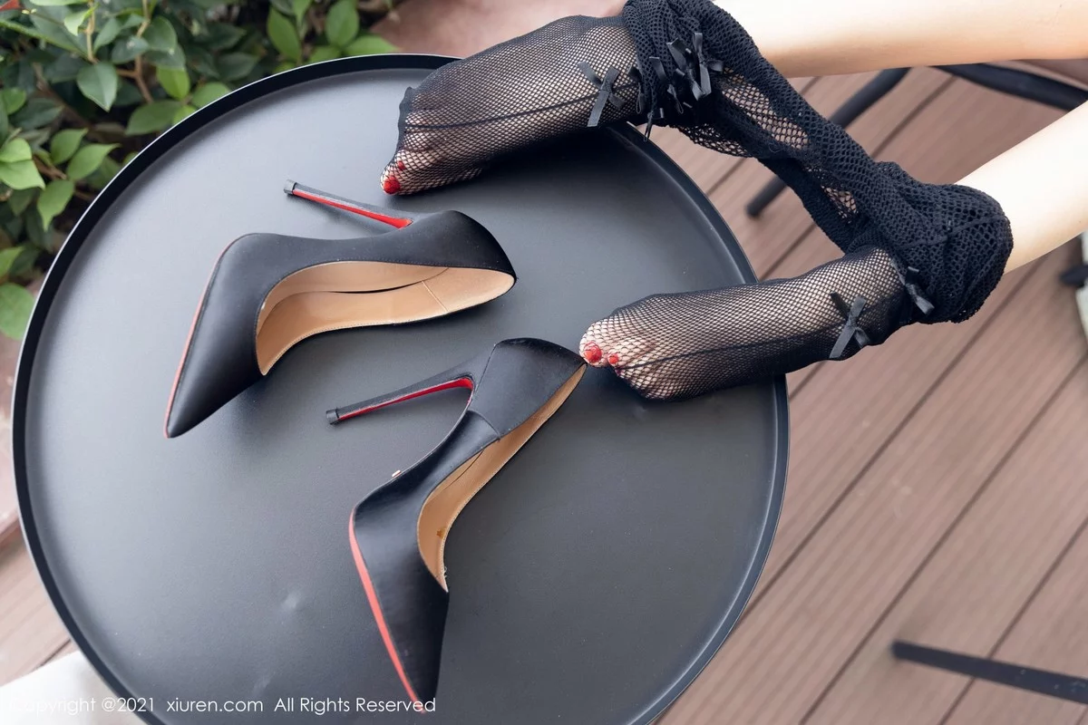 [[XiuRen秀人网]秀人网]No.4288_模特艾静香成都旅拍私房半脱露性感内衣配黑丝网袜迷人诱惑写真44P