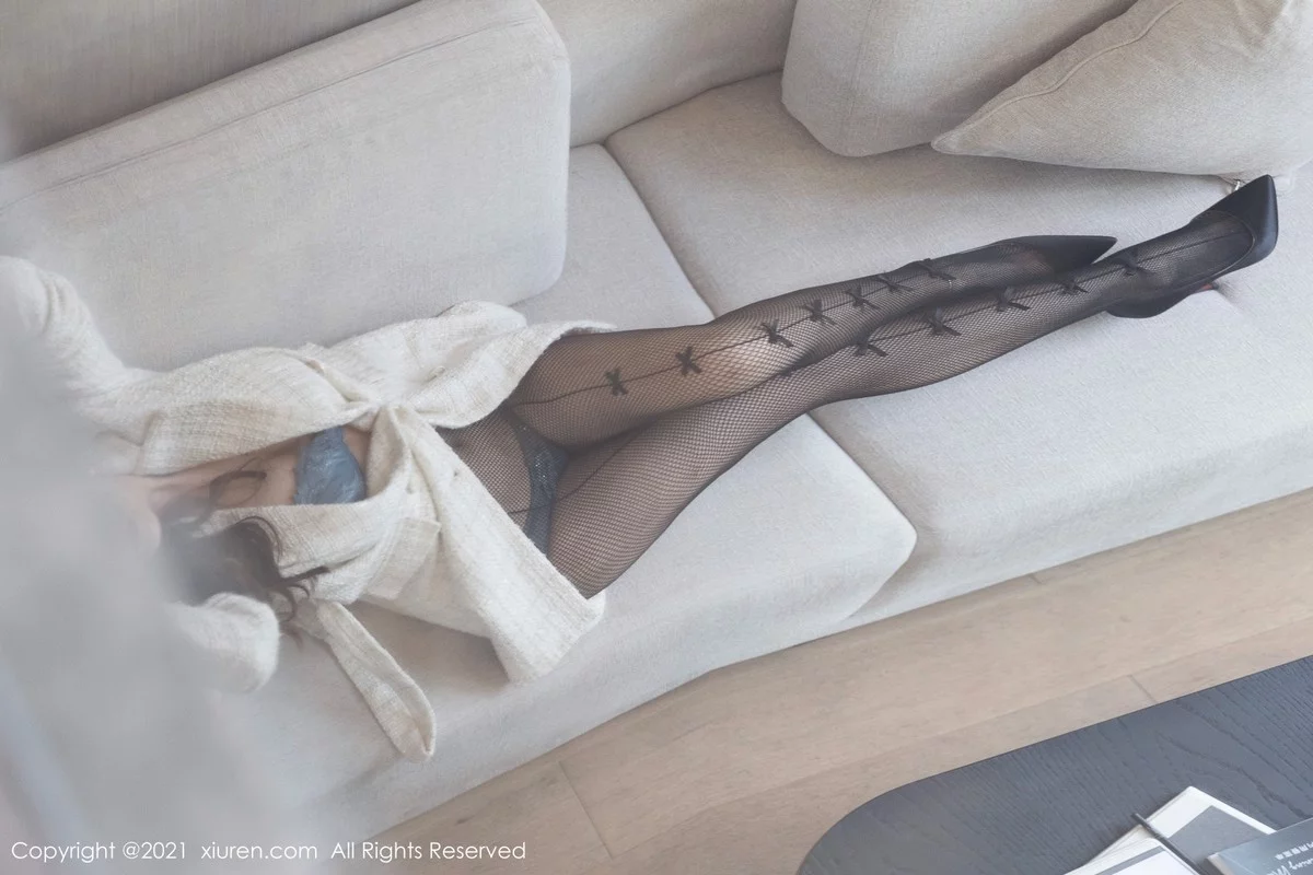 [[XiuRen秀人网]秀人网]No.4288_模特艾静香成都旅拍私房半脱露性感内衣配黑丝网袜迷人诱惑写真44P