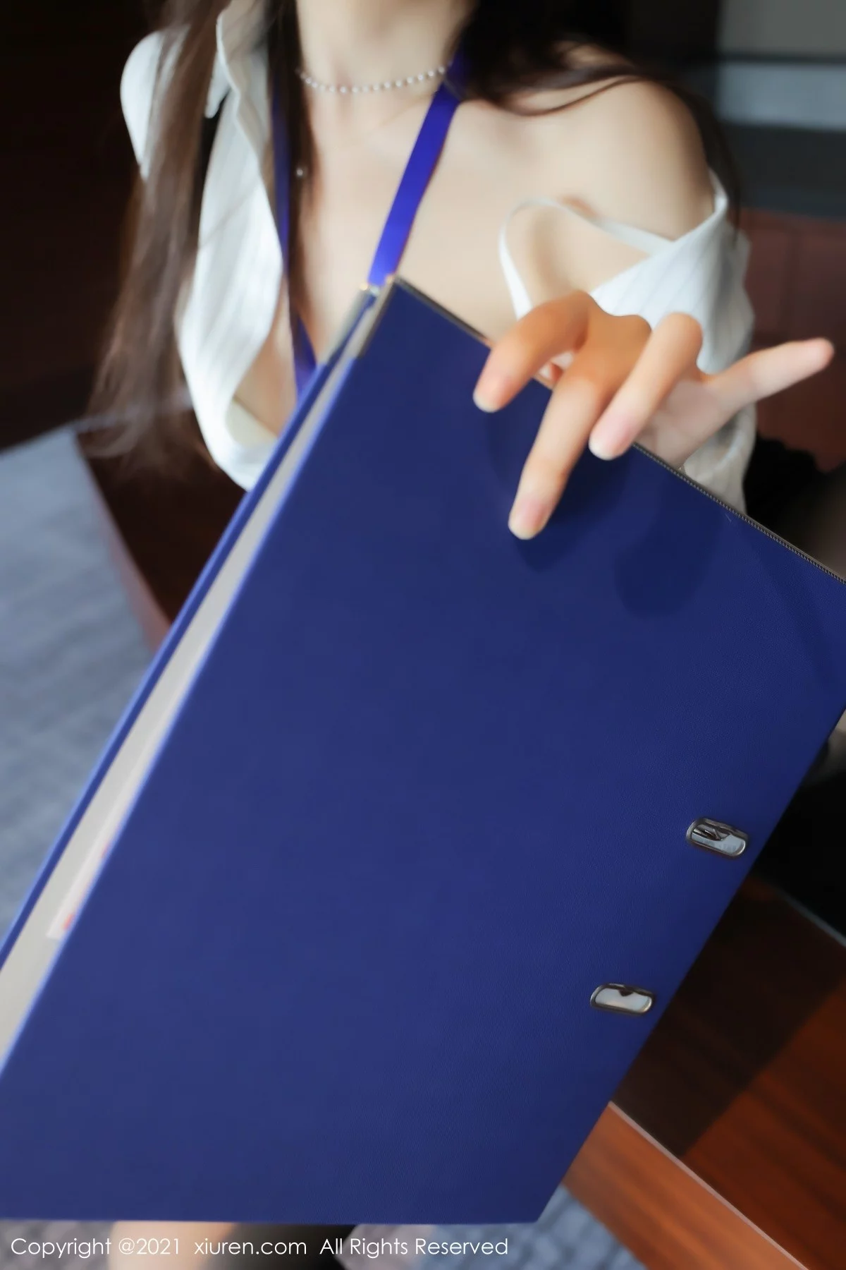 [[XiuRen秀人网]秀人网]No.4291_模特月音瞳白衬衫黑短裙秘书OL主题私房半脱秀丰满身材诱惑写真99P