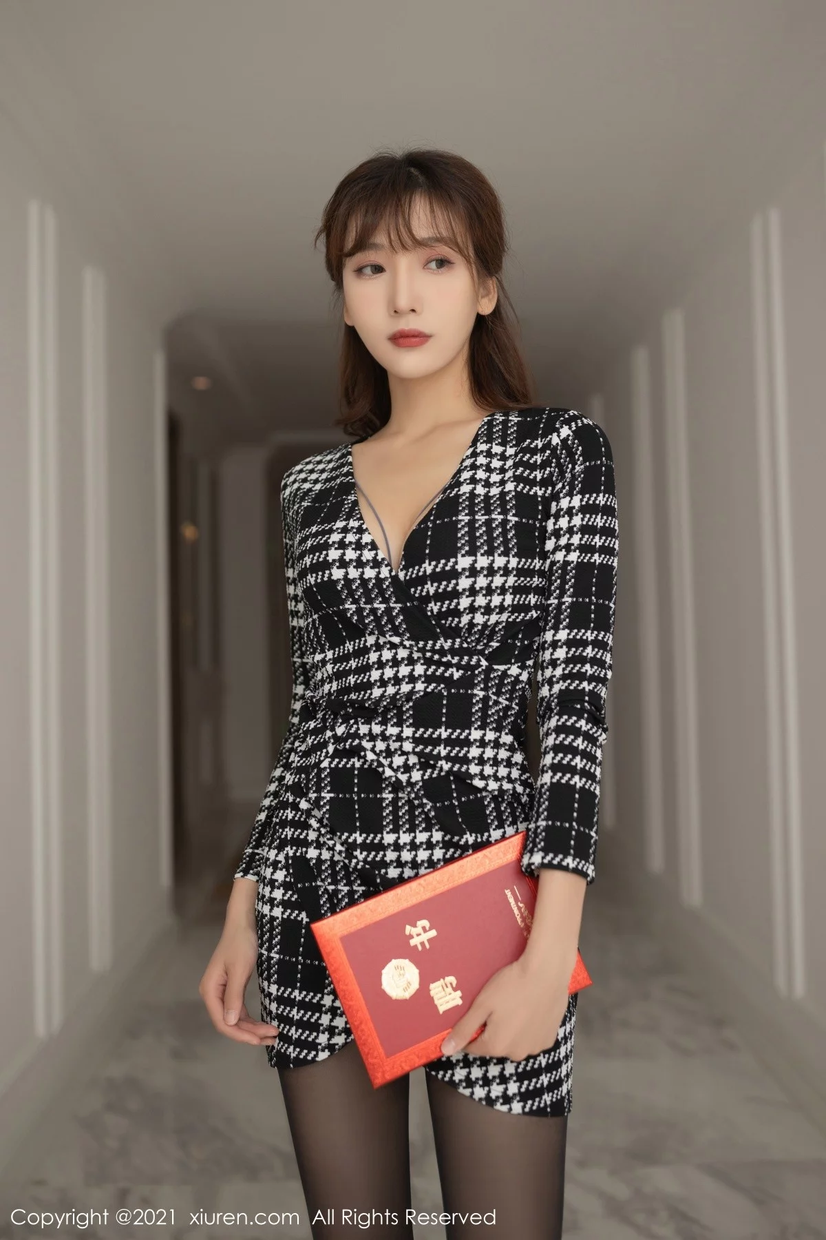 [[XiuRen秀人网]秀人网]No.4292_模特陆萱萱重庆旅拍私房半脱露灰色精致内衣配开档黑丝诱惑写真88P