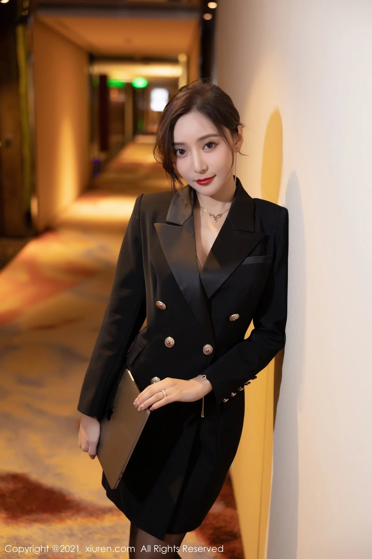 [[XiuRen秀人网]秀人网]No.4293_女神王馨瑶yanni半脱职业装露精致粉色内衣配开档黑丝诱惑写真81P