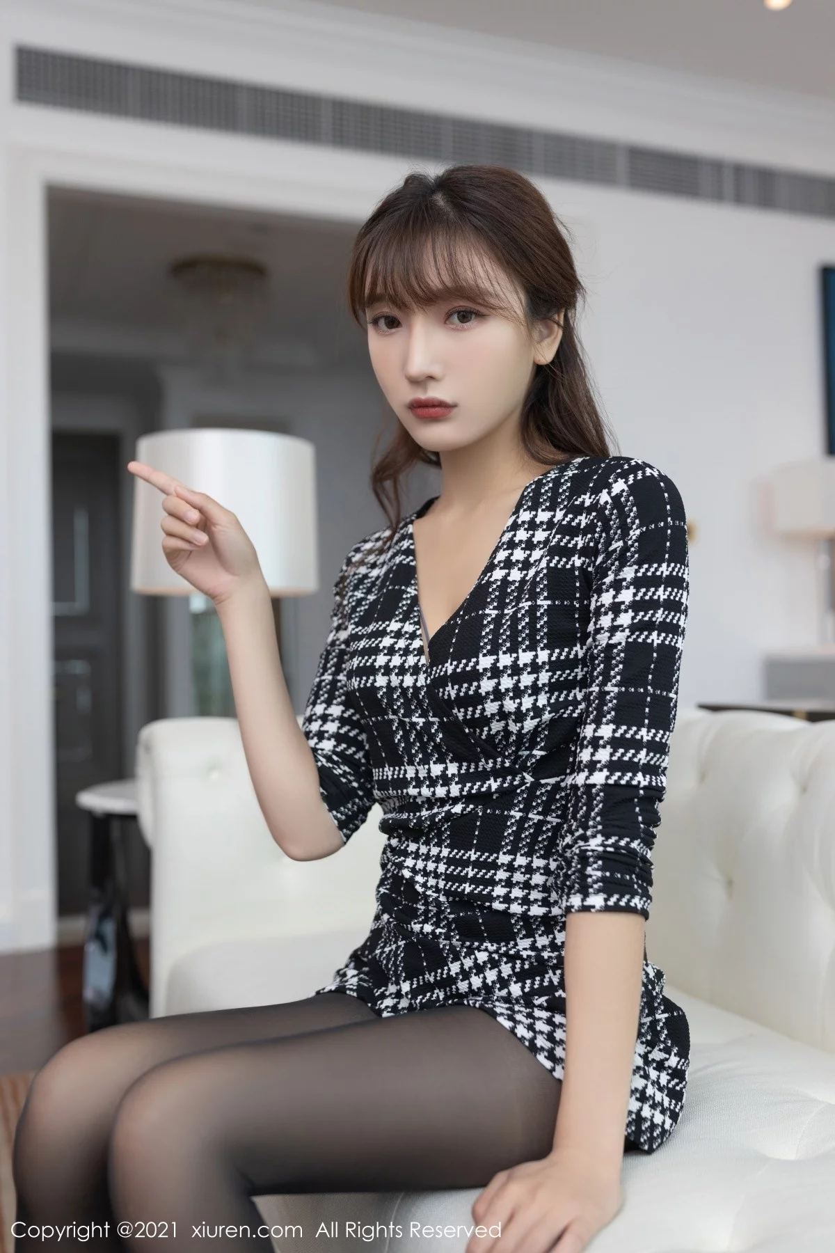 [[XiuRen秀人网]秀人网]No.4292_模特陆萱萱重庆旅拍私房半脱露灰色精致内衣配开档黑丝诱惑写真88P