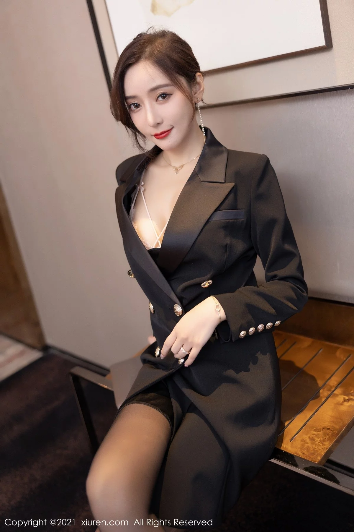 [[XiuRen秀人网]秀人网]No.4293_女神王馨瑶yanni半脱职业装露精致粉色内衣配开档黑丝诱惑写真81P