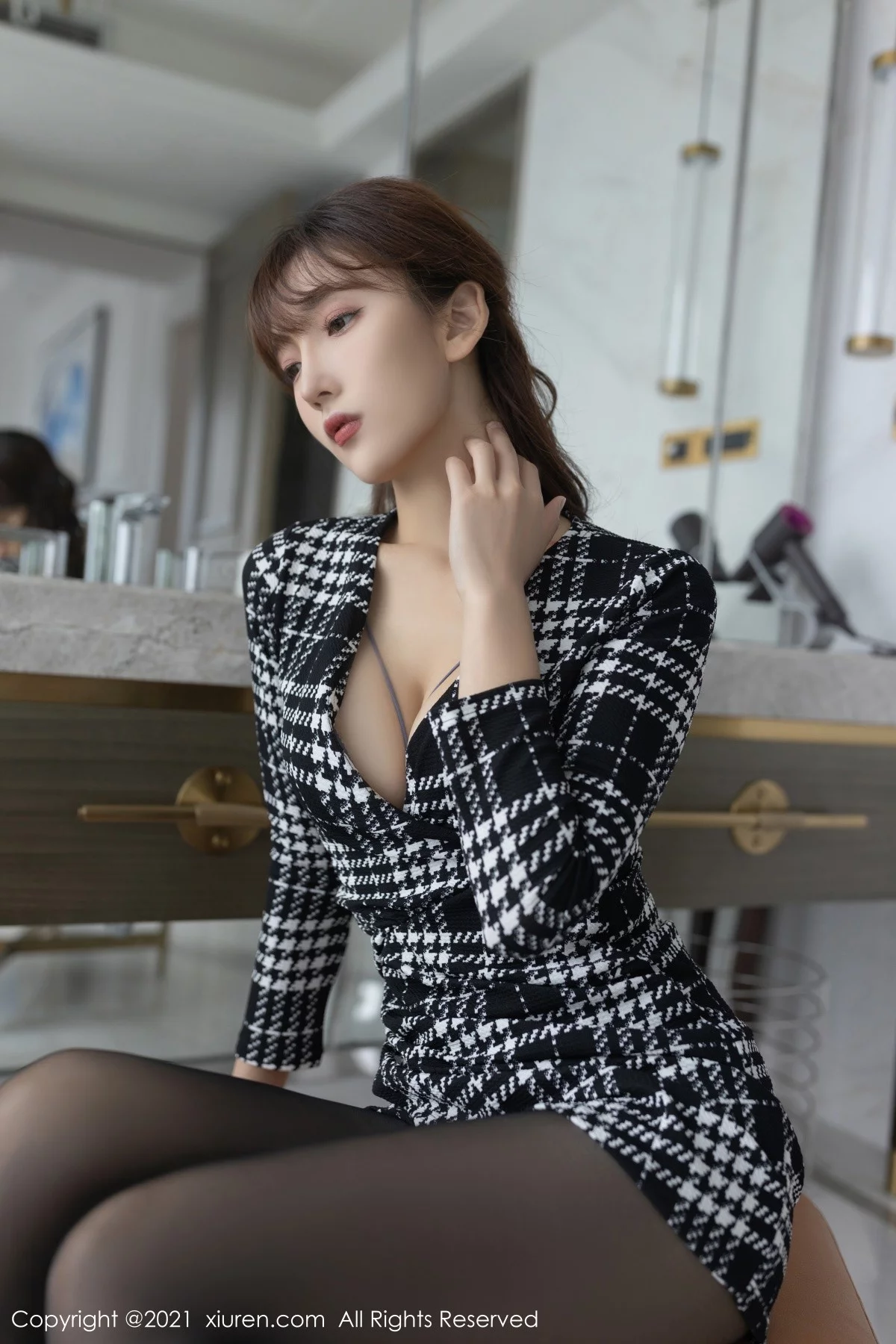 [[XiuRen秀人网]秀人网]No.4292_模特陆萱萱重庆旅拍私房半脱露灰色精致内衣配开档黑丝诱惑写真88P