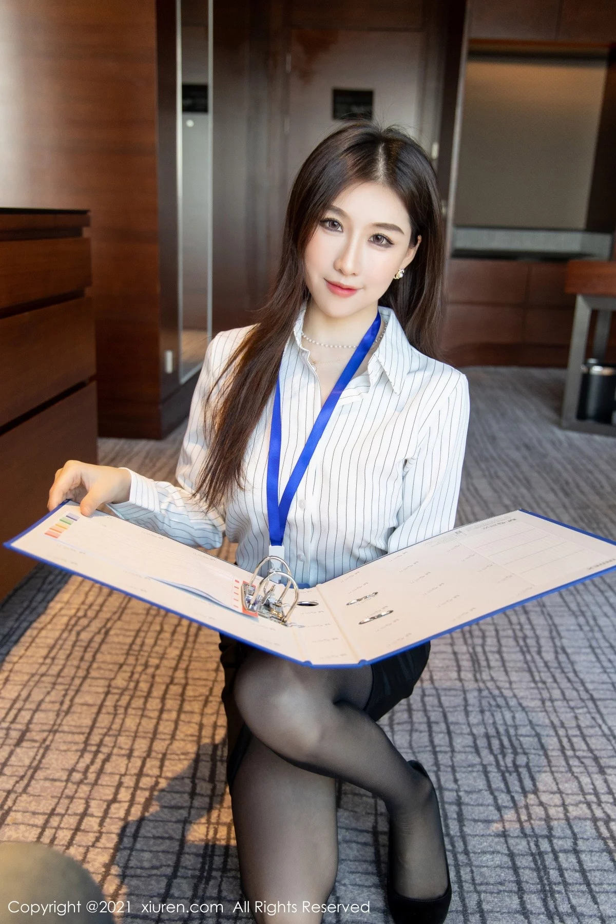 [[XiuRen秀人网]秀人网]No.4291_模特月音瞳白衬衫黑短裙秘书OL主题私房半脱秀丰满身材诱惑写真99P