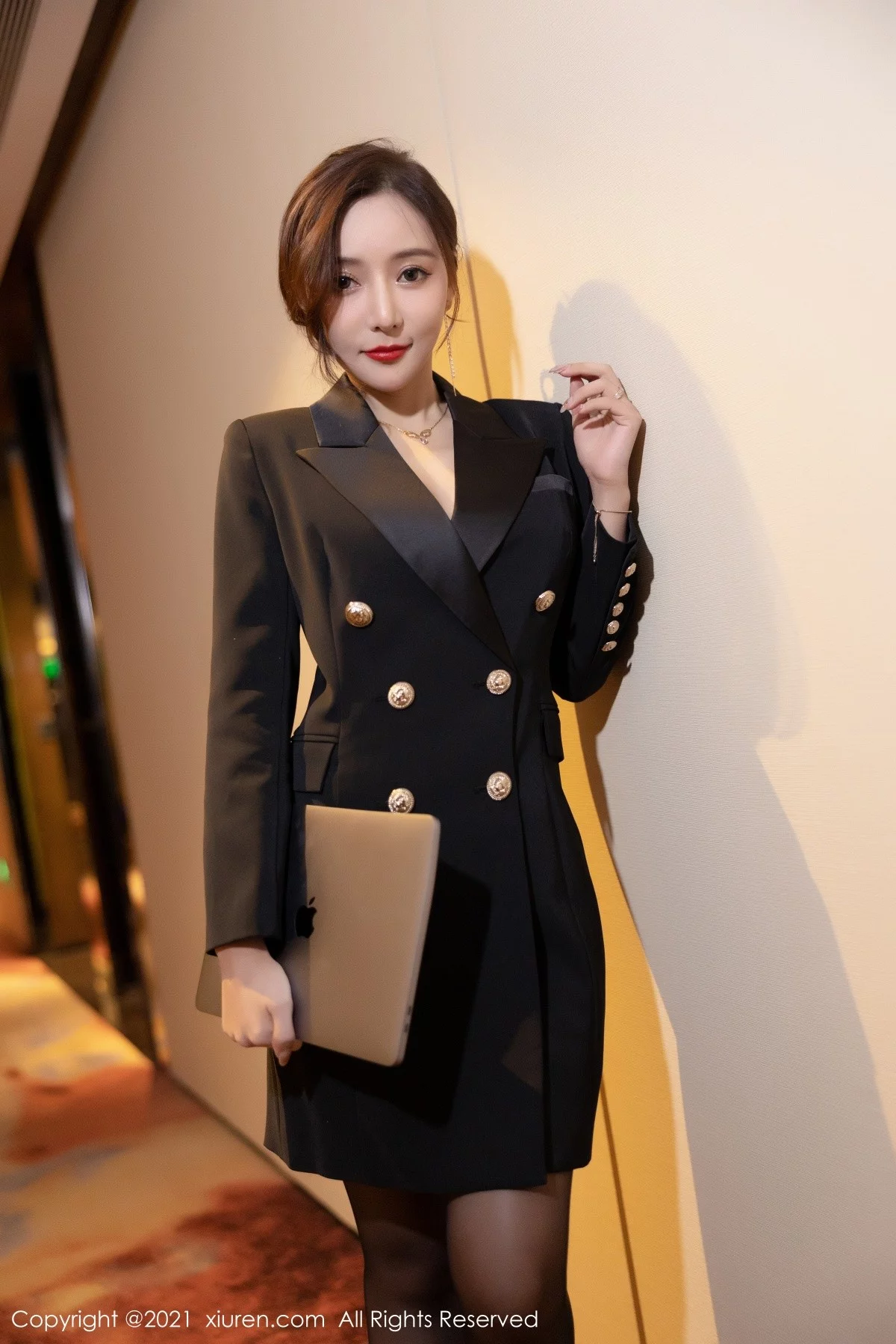 [[XiuRen秀人网]秀人网]No.4293_女神王馨瑶yanni半脱职业装露精致粉色内衣配开档黑丝诱惑写真81P