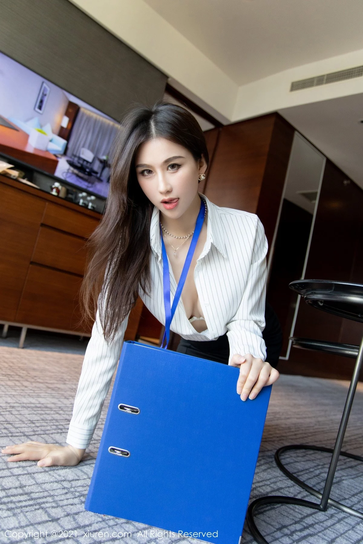 [[XiuRen秀人网]秀人网]No.4291_模特月音瞳白衬衫黑短裙秘书OL主题私房半脱秀丰满身材诱惑写真99P