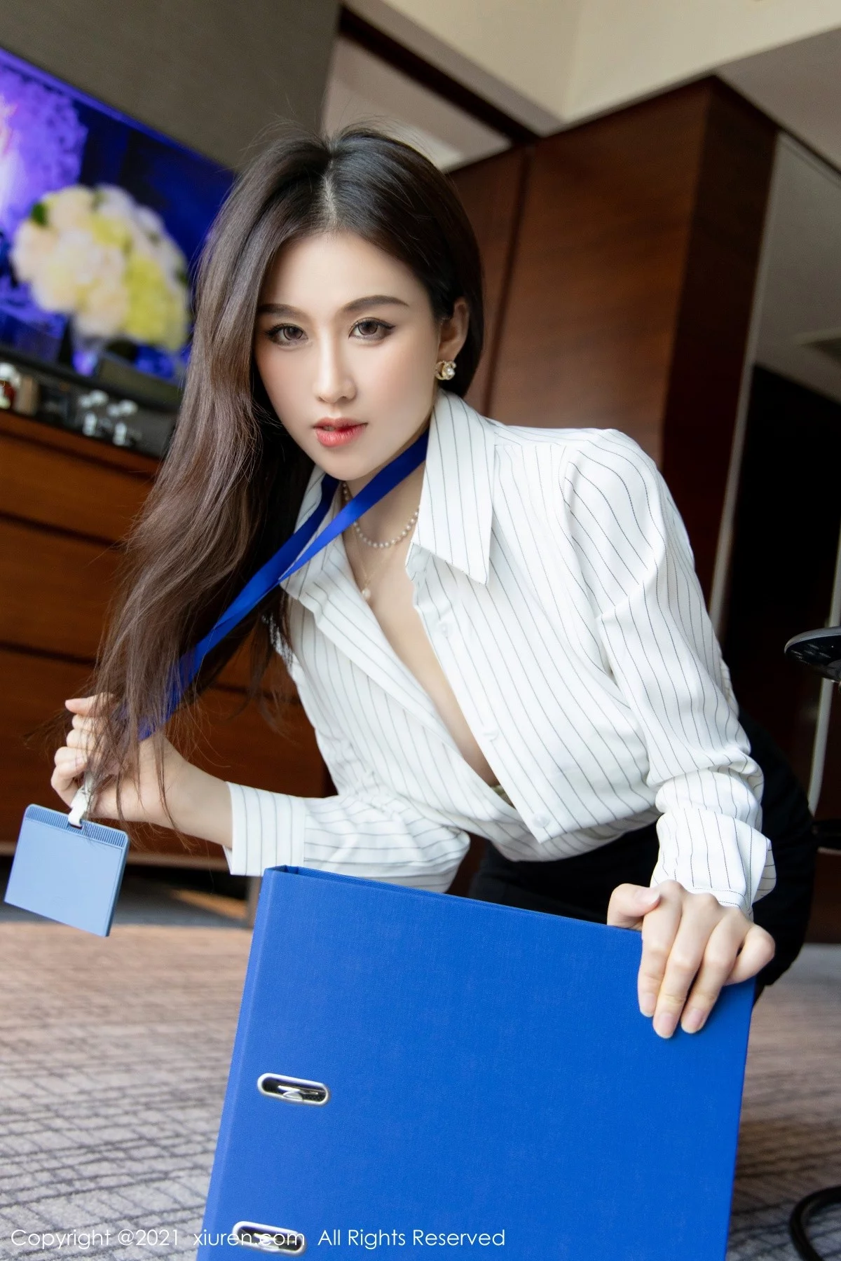 [[XiuRen秀人网]秀人网]No.4291_模特月音瞳白衬衫黑短裙秘书OL主题私房半脱秀丰满身材诱惑写真99P