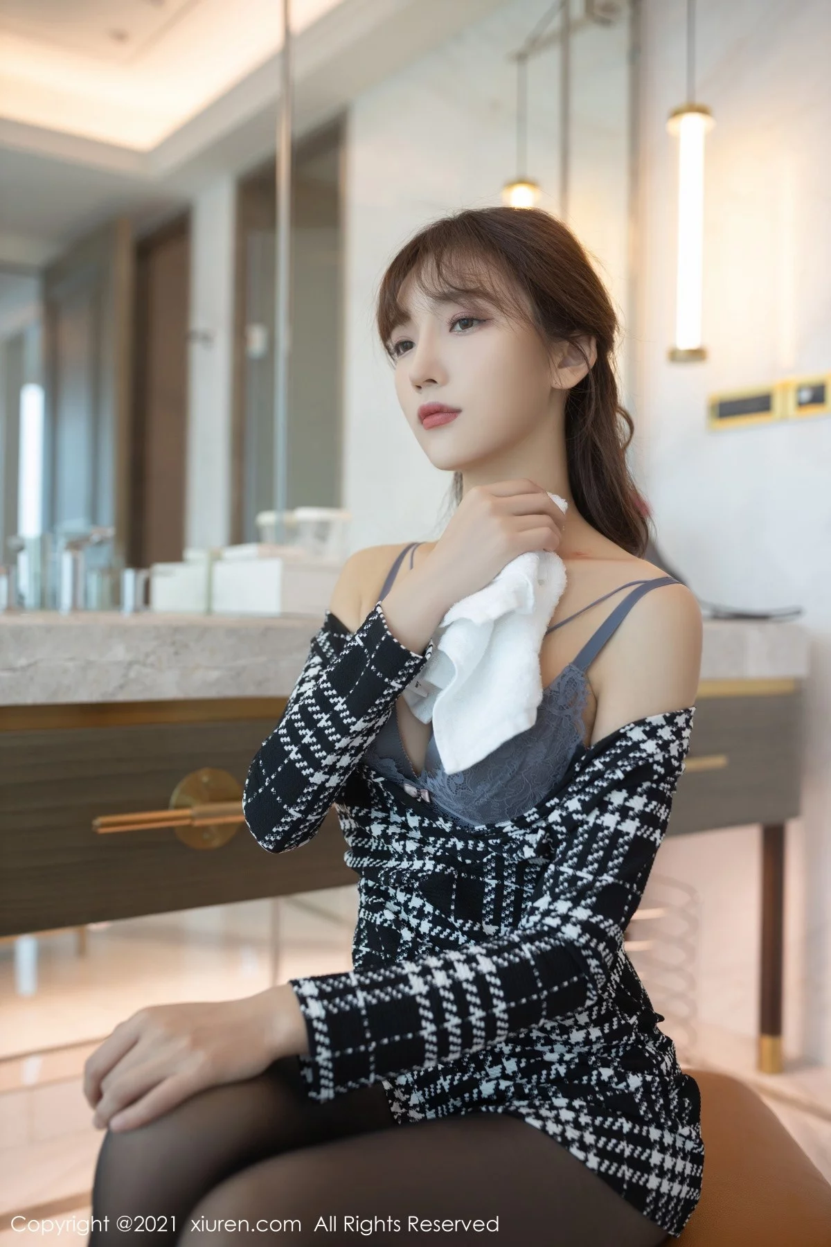 [[XiuRen秀人网]秀人网]No.4292_模特陆萱萱重庆旅拍私房半脱露灰色精致内衣配开档黑丝诱惑写真88P