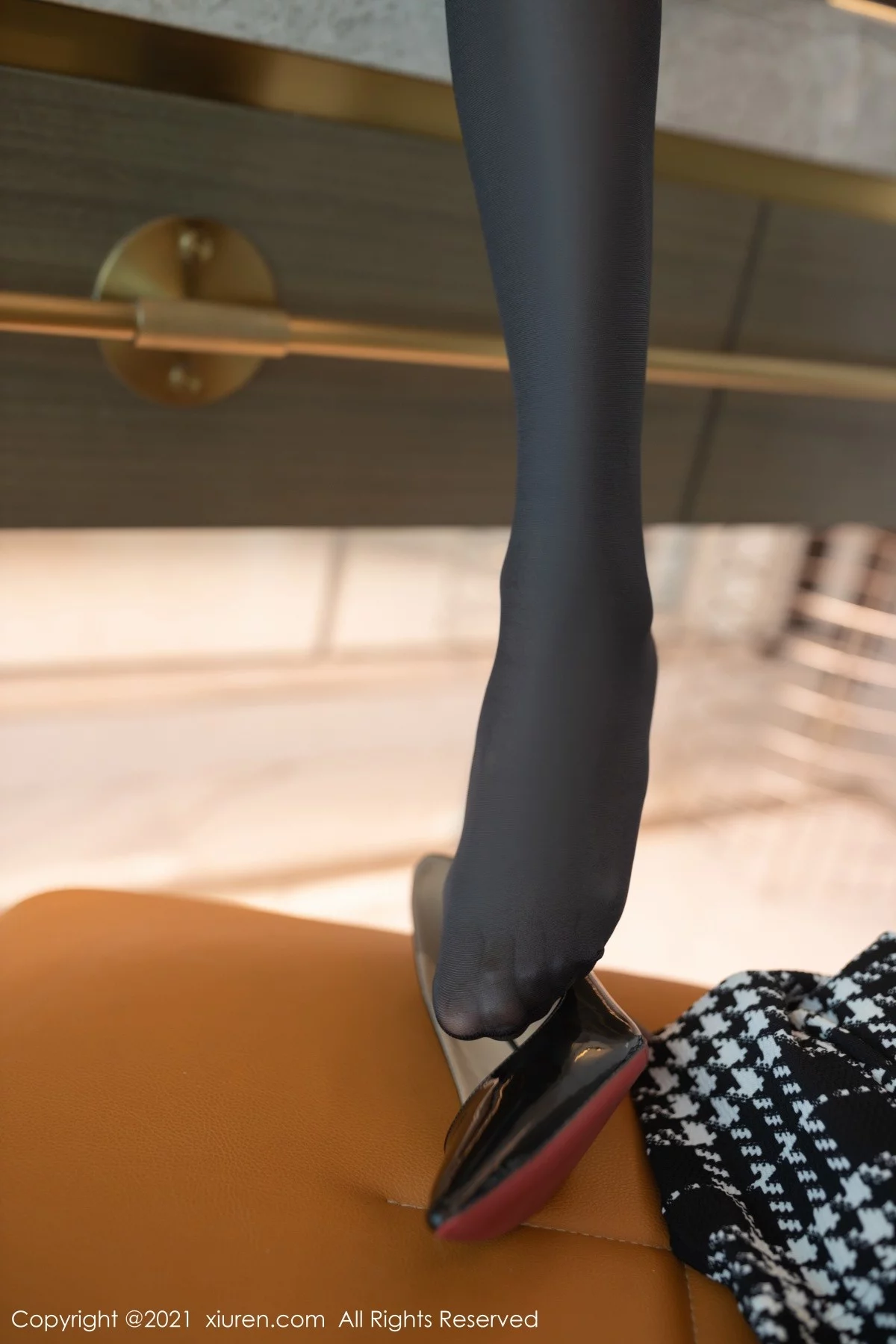 [[XiuRen秀人网]秀人网]No.4292_模特陆萱萱重庆旅拍私房半脱露灰色精致内衣配开档黑丝诱惑写真88P