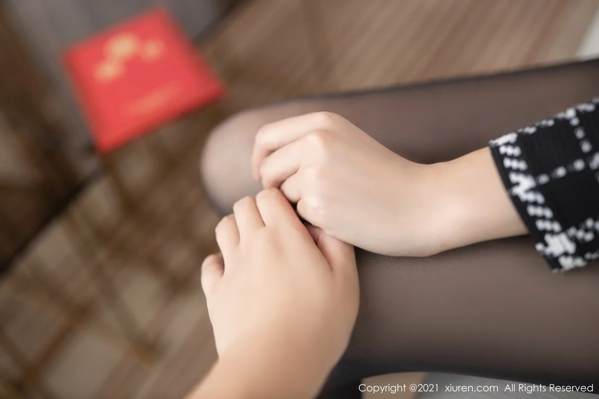 [[XiuRen秀人网]秀人网]No.4292_模特陆萱萱重庆旅拍私房半脱露灰色精致内衣配开档黑丝诱惑写真88P