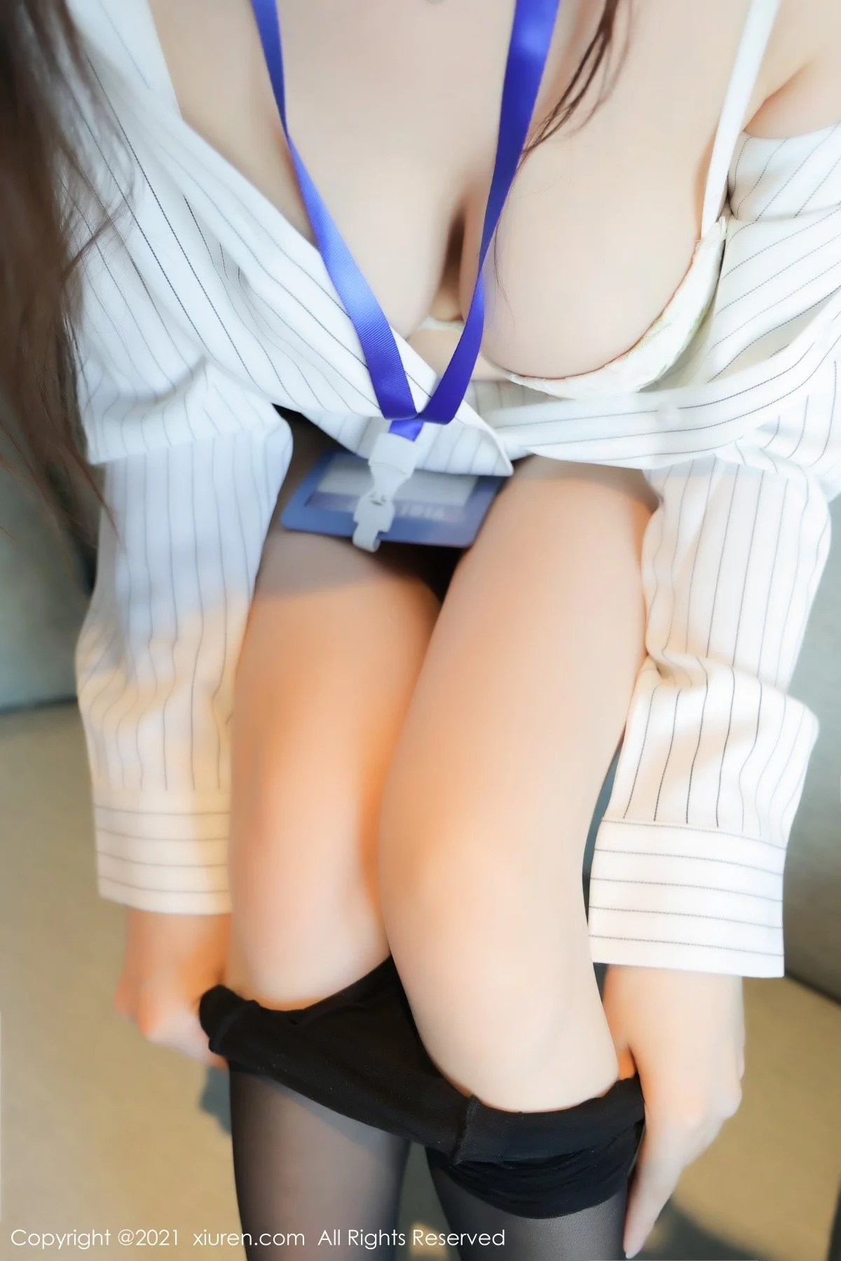[[XiuRen秀人网]秀人网]No.4291_模特月音瞳白衬衫黑短裙秘书OL主题私房半脱秀丰满身材诱惑写真99P