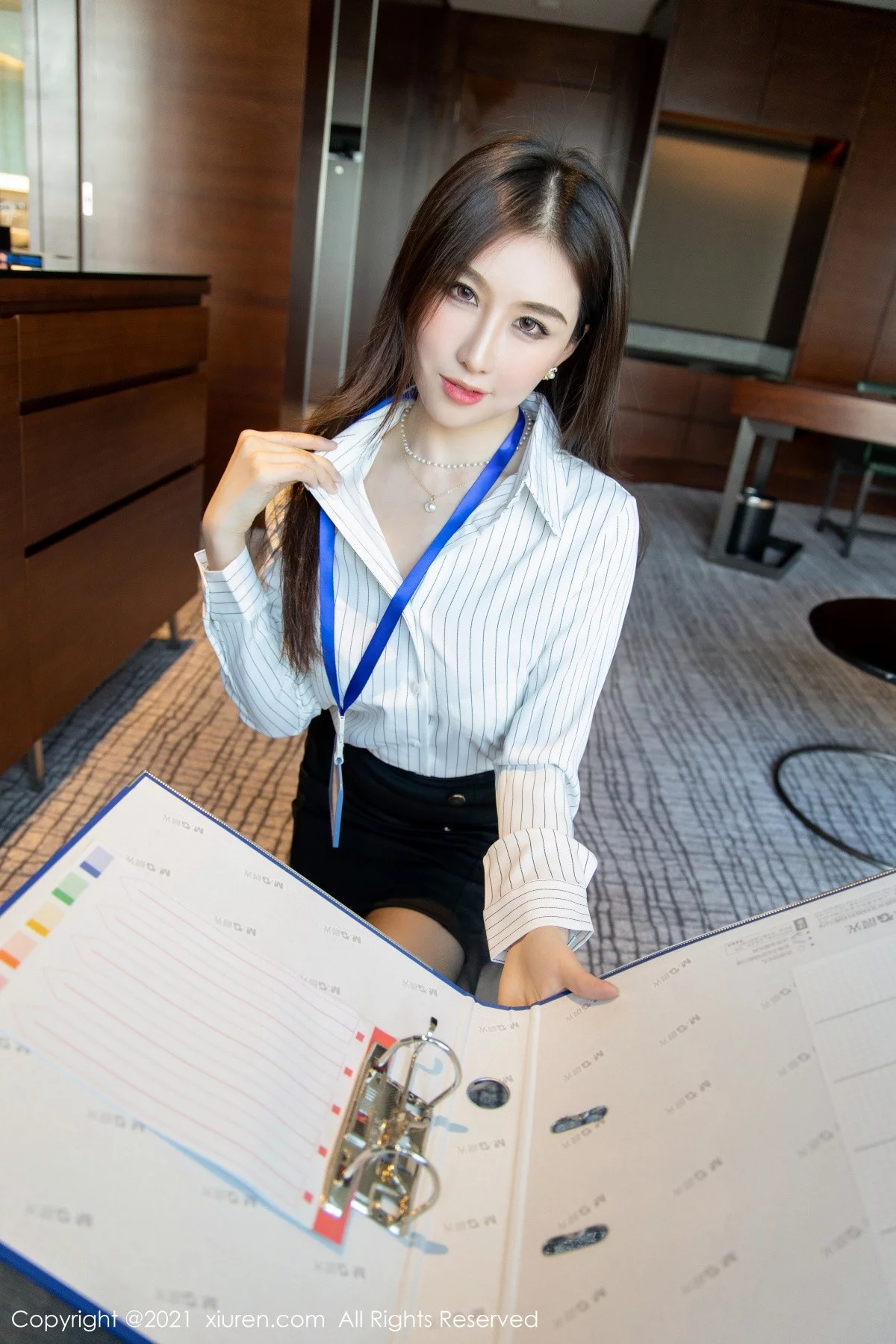 [[XiuRen秀人网]秀人网]No.4291_模特月音瞳白衬衫黑短裙秘书OL主题私房半脱秀丰满身材诱惑写真99P