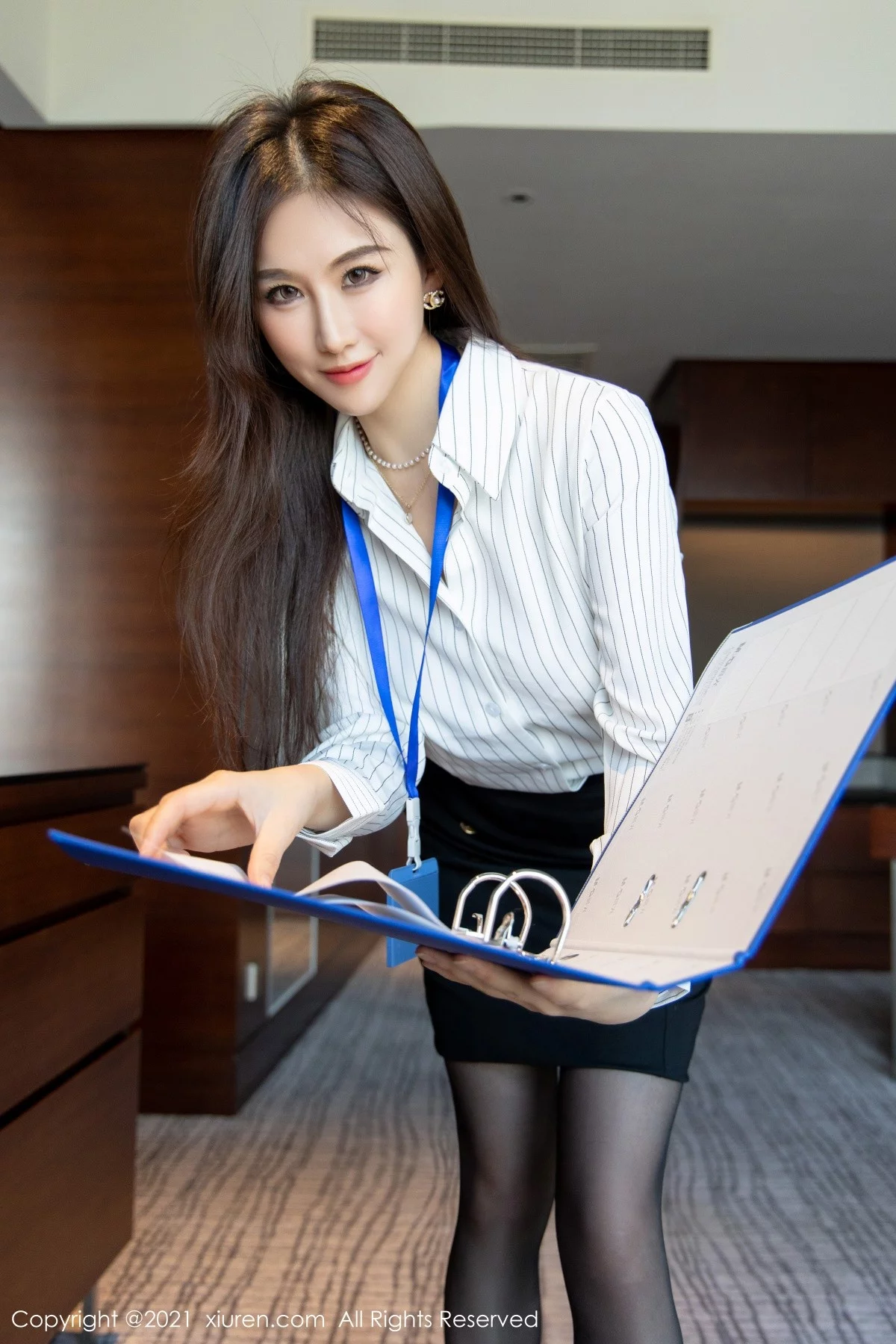 [[XiuRen秀人网]秀人网]No.4291_模特月音瞳白衬衫黑短裙秘书OL主题私房半脱秀丰满身材诱惑写真99P