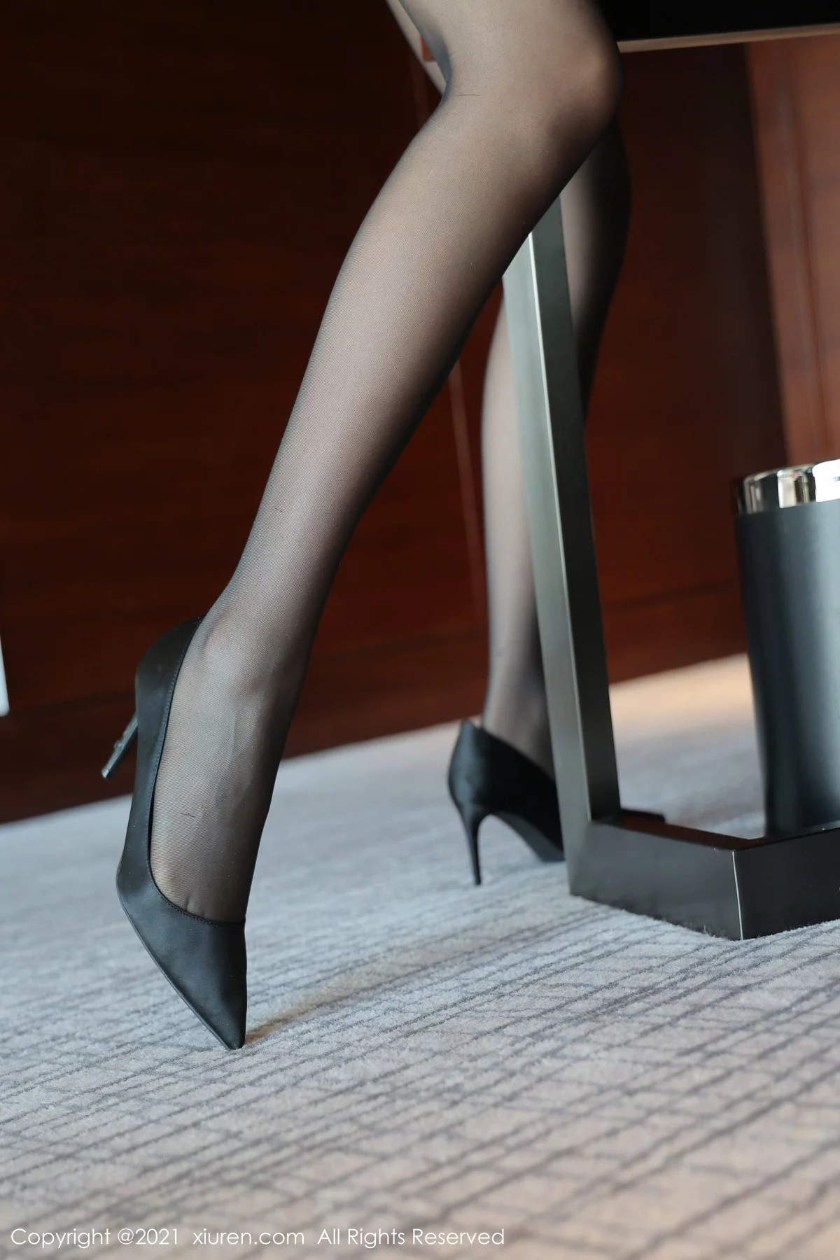 [[XiuRen秀人网]秀人网]No.4291_模特月音瞳白衬衫黑短裙秘书OL主题私房半脱秀丰满身材诱惑写真99P