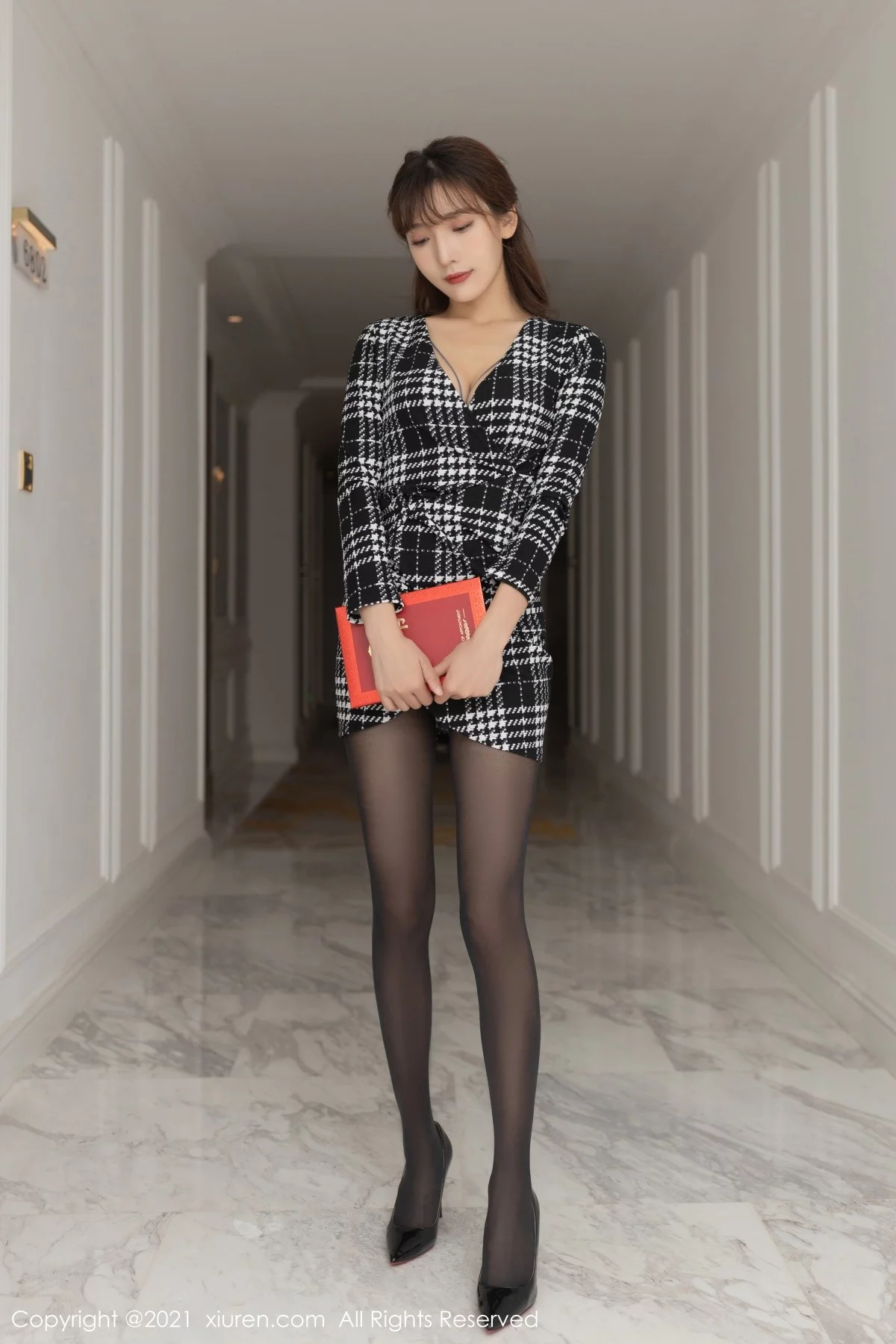 [[XiuRen秀人网]秀人网]No.4292_模特陆萱萱重庆旅拍私房半脱露灰色精致内衣配开档黑丝诱惑写真88P