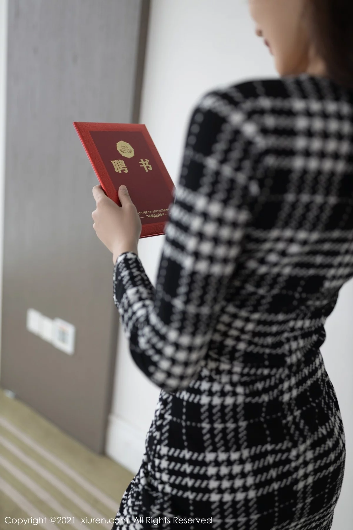 [[XiuRen秀人网]秀人网]No.4292_模特陆萱萱重庆旅拍私房半脱露灰色精致内衣配开档黑丝诱惑写真88P