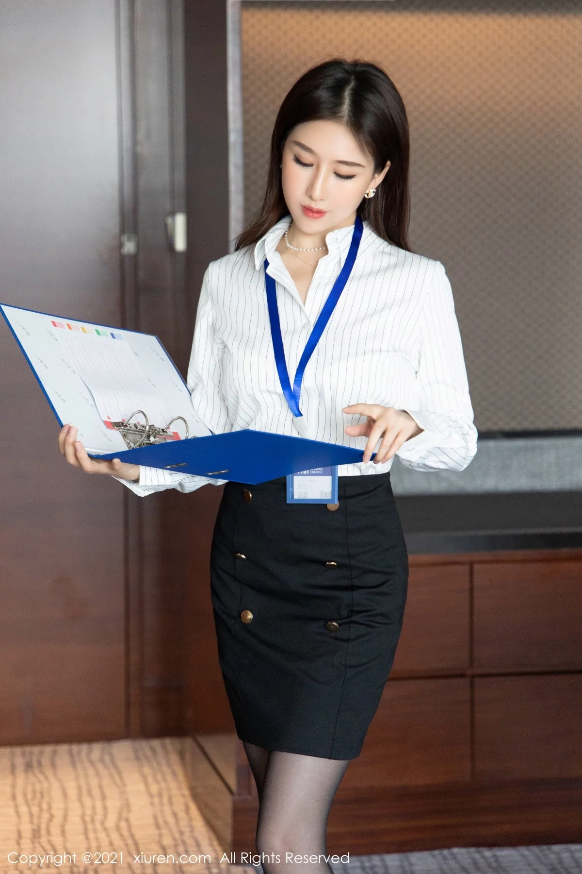 [[XiuRen秀人网]秀人网]No.4291_模特月音瞳白衬衫黑短裙秘书OL主题私房半脱秀丰满身材诱惑写真99P