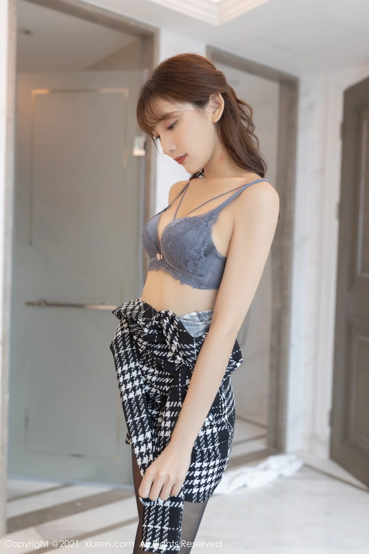 [[XiuRen秀人网]秀人网]No.4292_模特陆萱萱重庆旅拍私房半脱露灰色精致内衣配开档黑丝诱惑写真88P