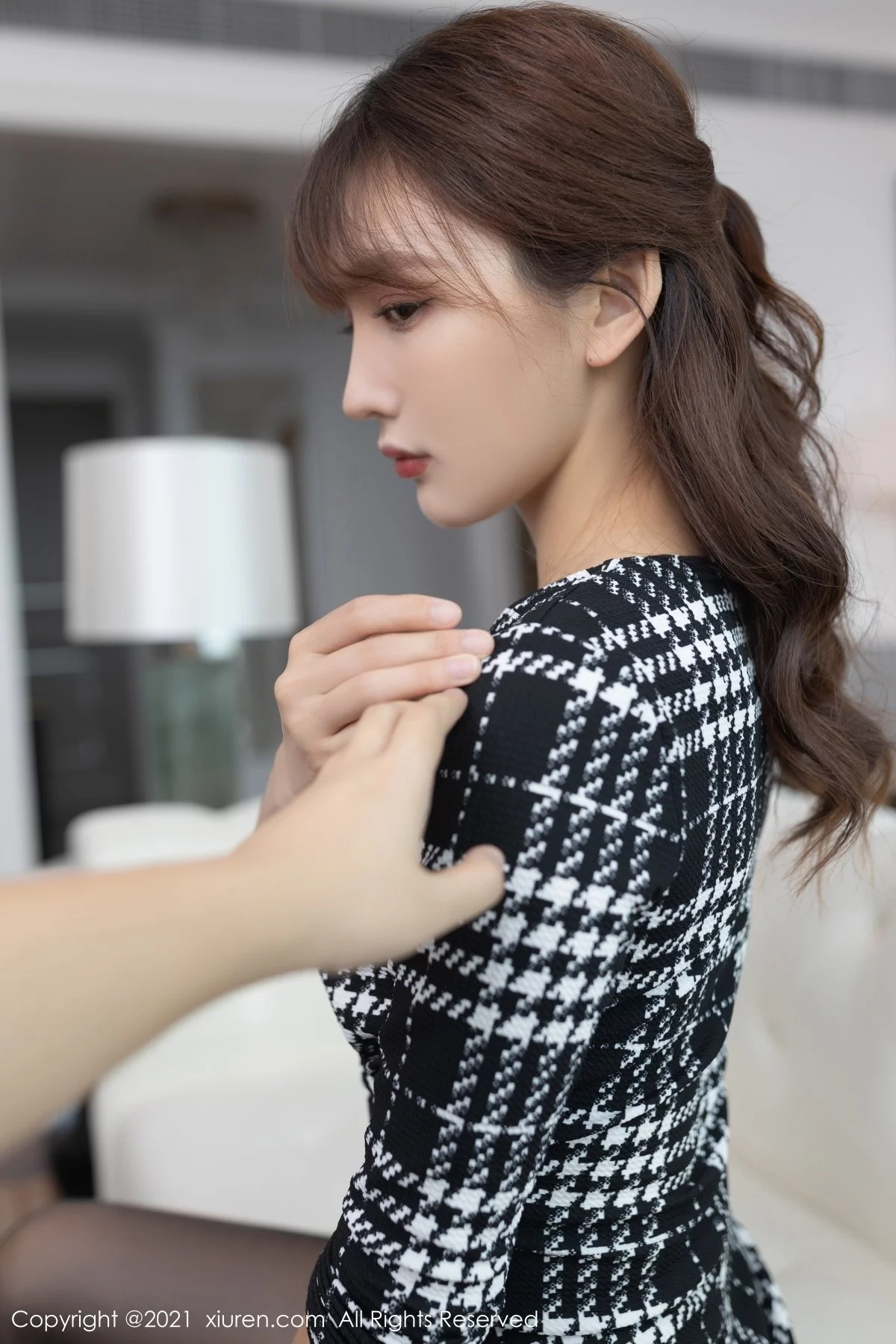 [[XiuRen秀人网]秀人网]No.4292_模特陆萱萱重庆旅拍私房半脱露灰色精致内衣配开档黑丝诱惑写真88P