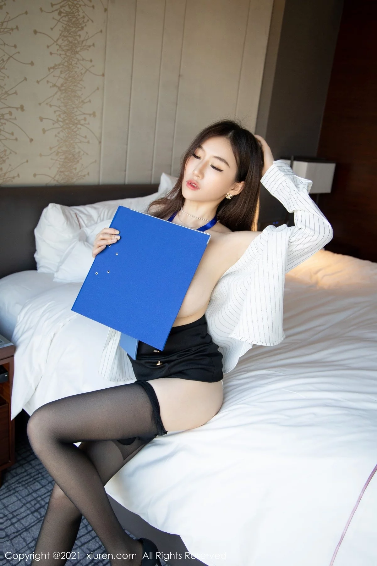 [[XiuRen秀人网]秀人网]No.4291_模特月音瞳白衬衫黑短裙秘书OL主题私房半脱秀丰满身材诱惑写真99P