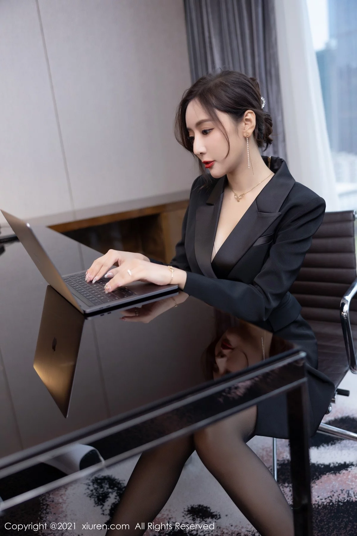 [[XiuRen秀人网]秀人网]No.4293_女神王馨瑶yanni半脱职业装露精致粉色内衣配开档黑丝诱惑写真81P