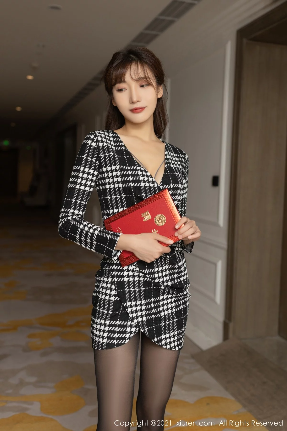 [[XiuRen秀人网]秀人网]No.4292_模特陆萱萱重庆旅拍私房半脱露灰色精致内衣配开档黑丝诱惑写真88P