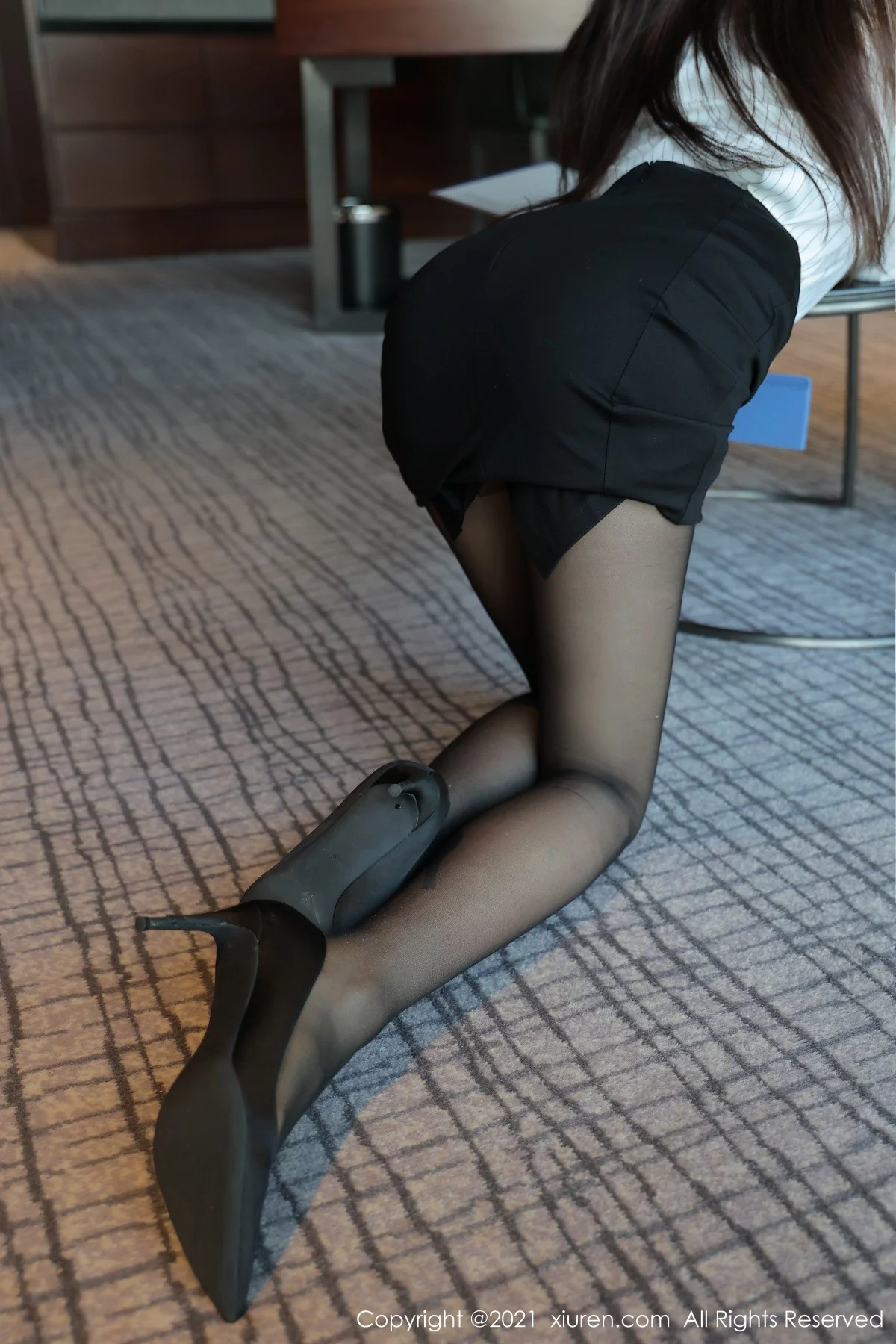 [[XiuRen秀人网]秀人网]No.4291_模特月音瞳白衬衫黑短裙秘书OL主题私房半脱秀丰满身材诱惑写真99P