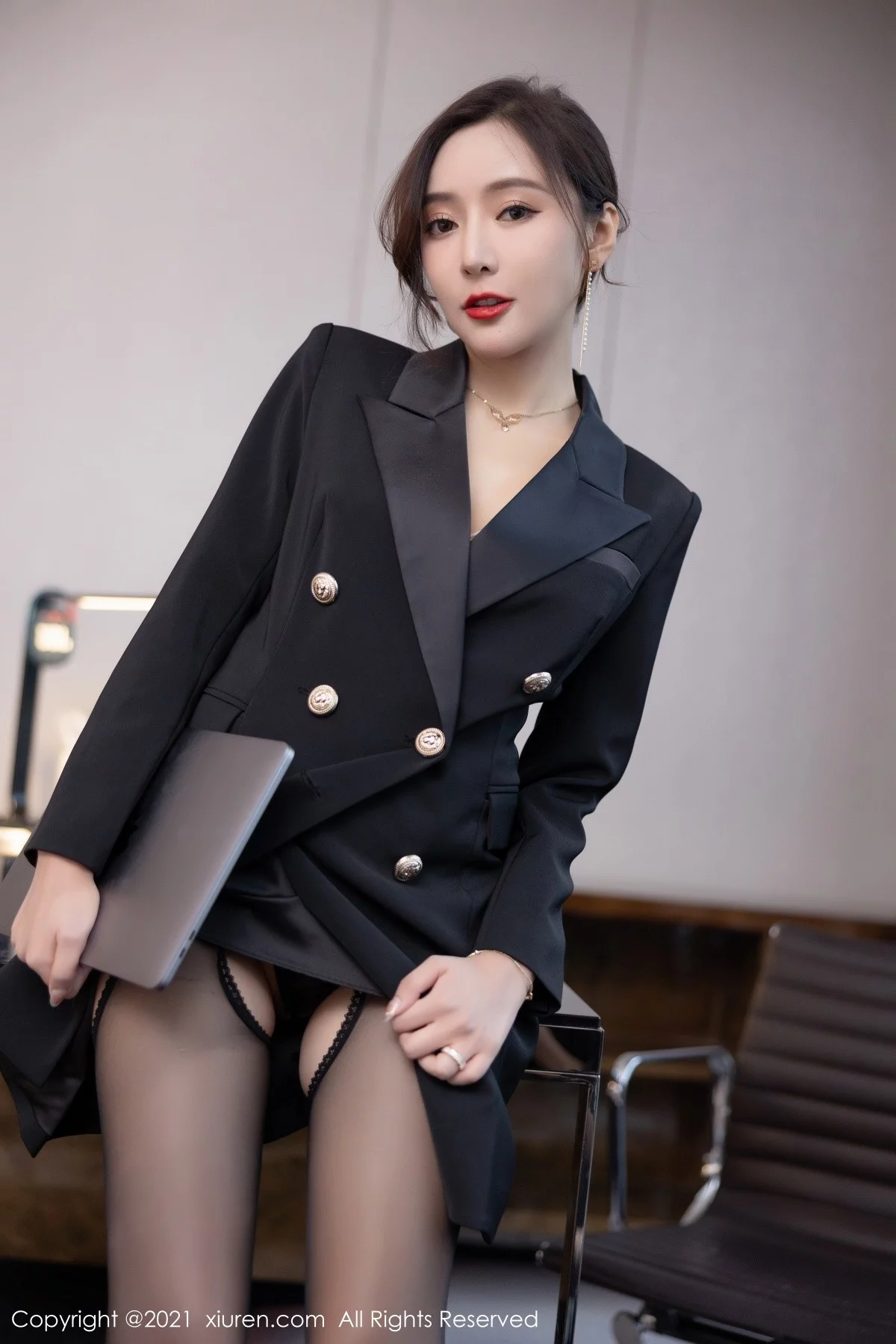 [[XiuRen秀人网]秀人网]No.4293_女神王馨瑶yanni半脱职业装露精致粉色内衣配开档黑丝诱惑写真81P