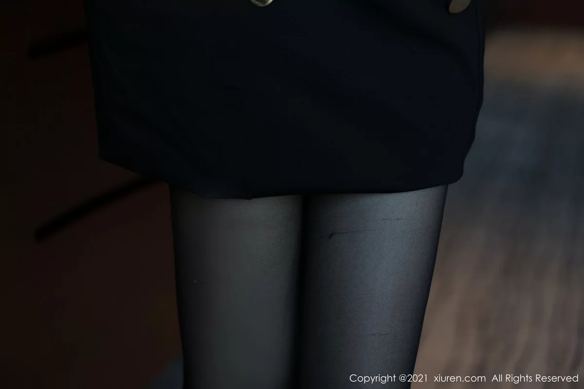 [[XiuRen秀人网]秀人网]No.4291_模特月音瞳白衬衫黑短裙秘书OL主题私房半脱秀丰满身材诱惑写真99P